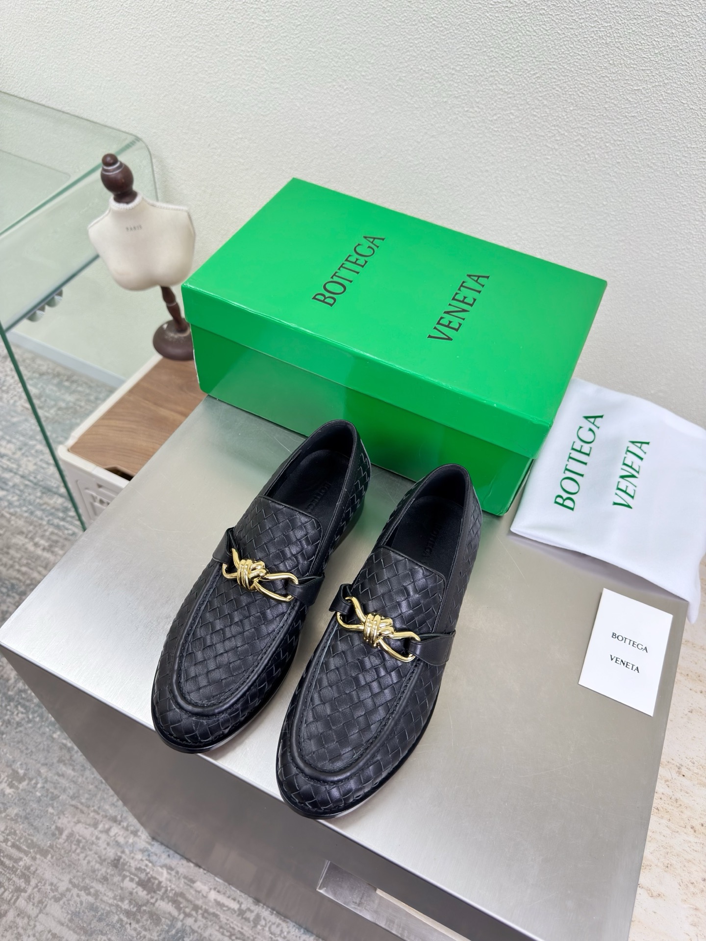 NO:750713,Genuine hand-woven leather, gold, hardware rope fastener decoration BOTTEGA VENET* Men and women Astaire Loaf shoes black, first-layer calfskin, women's men's 10, original one-to-one method, another popular trend today, the ceiling, the most complete color and versatile, exquisite flat bottom, wrapped fabric, same color heel leather, carefully designed, never sloppy, durable and comfortable —————————————— Upper material: calfskin, hand-woven, soft and smooth  Hand-sewn rear zipper opening and closing design is sexy and comfortable. Hand-sewn technology. The inner lining of the foot pads is made of sheepskin, which is comfortable and high-end. The nailed outsole is made of the original mold. The same genuine leather outsole is matched to the standard. The original packaging is used. The shoe bag is printed with glue logo technology. The most high-end in the market. Hot melt glue is used to shape the toe.  35 36 37 38 39 40 41 42 men 39 40 41 42 43 44 45 46 (women 40 41 42 men 45 46 20 customized), loafers, bottega veneta, loafers, cowhide, sheepskin, Leather soles19860909真皮手工编织 金色 五金结绳扣件装饰 BOTTEGA VENET* 男女款 Astaire乐福 单鞋 黑色 头层小牛皮 女士 男士10 原版一比一做法  当今流行的又一趋势 天花板啦 最全色百搭 精致平底 包裹面料 同色跟皮 用心设计 绝不马虎 耐穿舒适 —————————————— 鞋面材质 小牛皮 手工编织  材质柔软顺滑 手工缝制后拉链开合设计 性感舒适 手工缝制工艺 垫脚内里选用羊皮内里舒适高端 打钉大底选用原版开模 一致真皮大底  对标对版 选用原版包装 鞋子布袋采用印胶logo工艺 市场最高端 采用热熔胶定型鞋头 后跟 易回弹不变形 平底 系列 包面料工艺 鞋面车线选用意大利电脑针车 做工精细 选用原版包装  女士 35 36 37 38 39 40 41 42  男士 39 40 41 42 43 44 45 46 （女40 41 42 男45 46 20定制）,乐福鞋,bottega veneta,loafers,cowhide,sheepskin,Leather soles,Women's Shoes