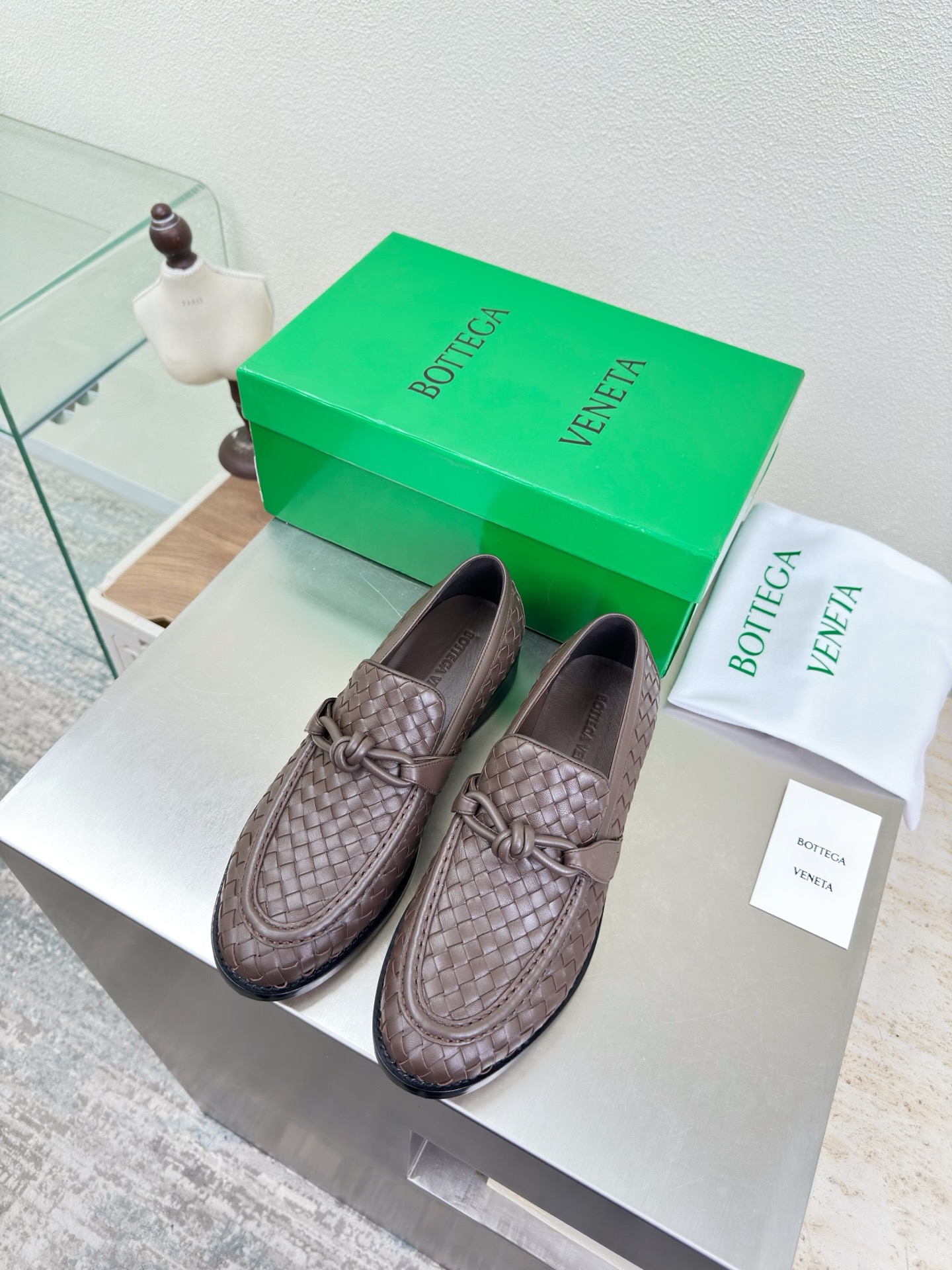 NO:750715,Genuine hand-woven leather, cowhide knotted fastener decoration BOTTEGA VENET* Men and women Astaire Loaf shoes Brown, first-layer calfskin, women's men's 10, original one-to-one method, another popular trend today, the ceiling, the most versatile color, exquisite flat bottom, wrapped fabric, same color heel leather, carefully designed, never sloppy, durable and comfortable ———————————— Upper material: calfskin, hand-woven, soft and smooth  Hand-sewn rear zipper opening and closing design is sexy and comfortable. Hand-sewn technology. The inner lining of the foot pads is made of sheepskin, which is comfortable and high-end. The nailed outsole is made of the original mold. The same genuine leather outsole is matched to the standard. The original packaging is used. The shoe bag is printed with glue logo technology. The most high-end in the market. Hot melt glue is used to shape the toe.  35 36 37 38 39 40 41 42 men 39 40 41 42 43 44 45 46 (women 40 41 42 men 45 46 20 customized), loafers, bottega veneta, loafers, cowhide, sheepskin, Leather soles19860909真皮手工编织 牛皮结绳扣件装饰 BOTTEGA VENET* 男女款 Astaire乐福 单鞋 咖啡色 头层小牛皮 女士 男士10 原版一比一做法  当今流行的又一趋势 天花板啦 最全色百搭 精致平底 包裹面料 同色跟皮 用心设计 绝不马虎 耐穿舒适 —————————————— 鞋面材质 小牛皮 手工编织  材质柔软顺滑 手工缝制后拉链开合设计 性感舒适 手工缝制工艺 垫脚内里选用羊皮内里舒适高端 打钉大底选用原版开模 一致真皮大底  对标对版 选用原版包装 鞋子布袋采用印胶logo工艺 市场最高端 采用热熔胶定型鞋头 后跟 易回弹不变形 平底 系列 包面料工艺 鞋面车线选用意大利电脑针车 做工精细 选用原版包装  女士 35 36 37 38 39 40 41 42  男士 39 40 41 42 43 44 45 46 （女40 41 42 男45 46 20定制）,乐福鞋,bottega veneta,loafers,cowhide,sheepskin,Leather soles,Women's Shoes