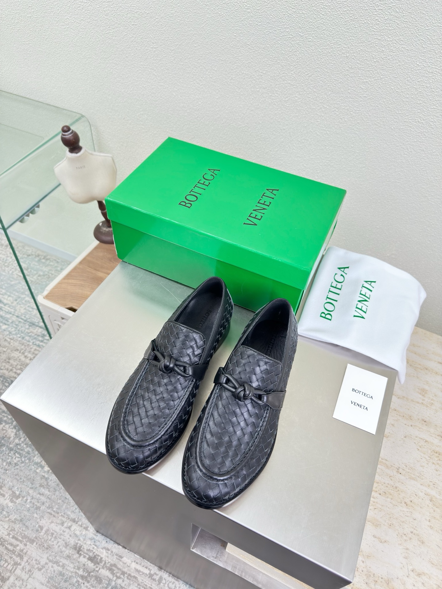 NO:750717,Genuine hand-woven leather, cowhide knotted fastener decoration, BOTTEGA VENET* Men and women Astaire Loaf shoes Black, first-layer calfskin, women's men's 10, original one-to-one method, another popular trend today, ceiling, the most versatile color, exquisite flat bottom, wrapped fabric, same color heel leather, carefully designed, never sloppy, durable and comfortable ———————————— Upper material: calfskin, hand-woven, soft and smooth  Hand-sewn rear zipper opening and closing design is sexy and comfortable. Hand-sewn technology. The inner lining of the foot pads is made of sheepskin, which is comfortable and high-end. The nailed outsole is made of the original mold. The same genuine leather outsole is matched to the standard. The original packaging is used. The shoe bag is printed with glue logo technology. The most high-end in the market. Hot melt glue is used to shape the toe.  35 36 37 38 39 40 41 42 men 39 40 41 42 43 44 45 46 (women 40 41 42 men 45 46 20 customized), loafers, bottega veneta, loafers, cowhide, sheepskin, Leather soles19860909真皮手工编织 牛皮结绳扣件装饰 BOTTEGA VENET* 男女款 Astaire乐福 单鞋 黑色 头层小牛皮 女士 男士10 原版一比一做法  当今流行的又一趋势 天花板啦 最全色百搭 精致平底 包裹面料 同色跟皮 用心设计 绝不马虎 耐穿舒适 —————————————— 鞋面材质 小牛皮 手工编织  材质柔软顺滑 手工缝制后拉链开合设计 性感舒适 手工缝制工艺 垫脚内里选用羊皮内里舒适高端 打钉大底选用原版开模 一致真皮大底  对标对版 选用原版包装 鞋子布袋采用印胶logo工艺 市场最高端 采用热熔胶定型鞋头 后跟 易回弹不变形 平底 系列 包面料工艺 鞋面车线选用意大利电脑针车 做工精细 选用原版包装  女士 35 36 37 38 39 40 41 42  男士 39 40 41 42 43 44 45 46 （女40 41 42 男45 46 20定制）,乐福鞋,bottega veneta,loafers,cowhide,sheepskin,Leather soles,Women's Shoes