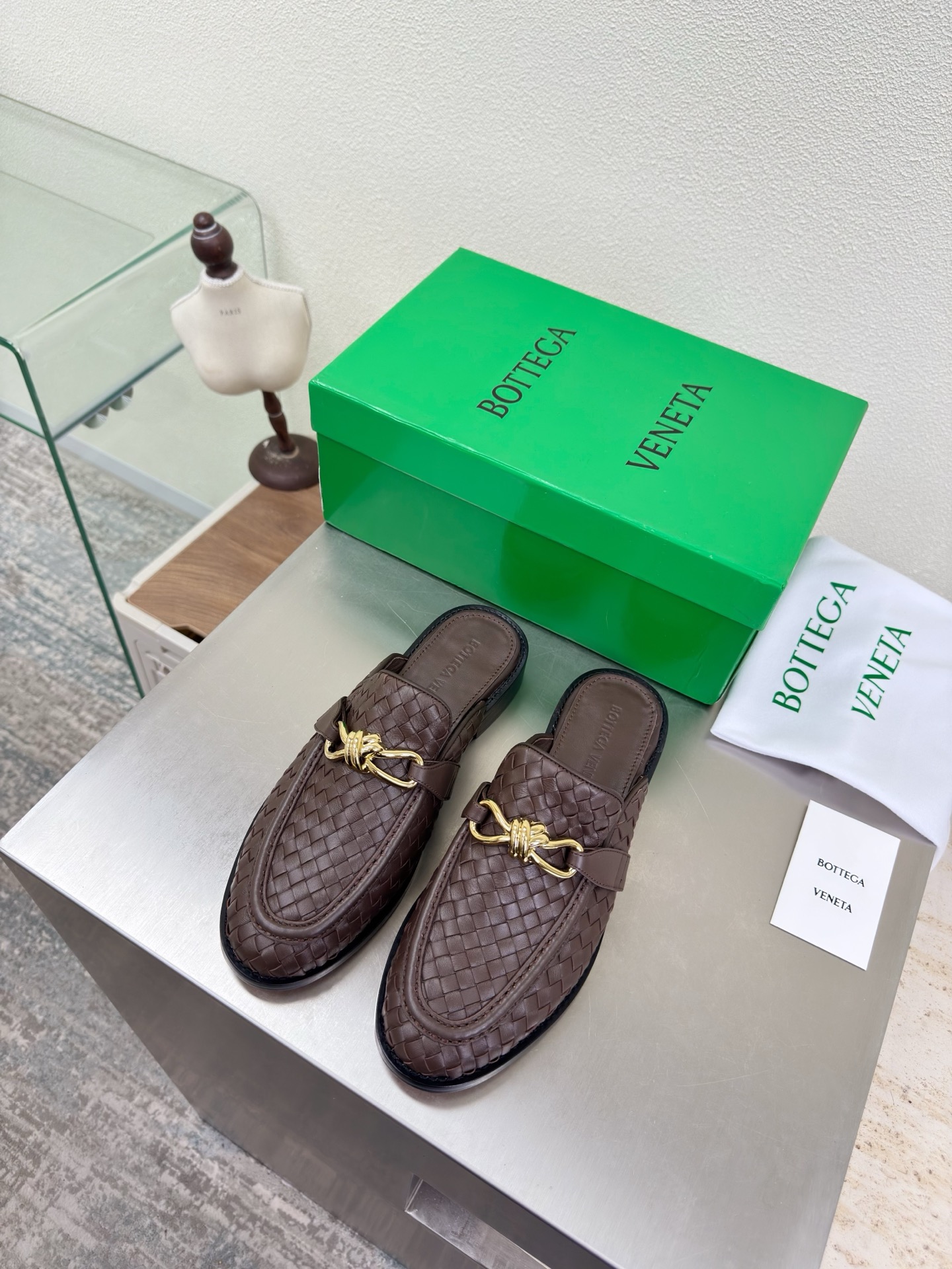 NO:750726,Genuine hand-woven leather Metal knotted fastener decoration BOTTEGA VENET* Men and women Astaire Loaf slippers Brown First-layer calfskin Women Men 10 Original one-to-one method Another popular trend today Ceiling The most versatile colors Exquisite flat bottom Wrapped fabric Same color heel leather Designed with care Never sloppy Durable and comfortable —————————————— Upper material Calfskin Hand-woven material Soft and smooth  Hand-sewn rear zipper opening and closing design is sexy and comfortable. Hand-sewn technology. The inner lining of the foot pads is made of sheepskin, which is comfortable and high-end. The nailed outsole is made of the original mold. The same genuine leather outsole is matched to the standard. The original packaging is used. The shoe bag is printed with glue logo technology. The most high-end in the market. Hot melt glue is used to shape the toe.  35 36 37 38 39 40 41 42 Men 39 40 41 42 43 44 45 46 (Female 40 41 42 Male 45 46 20 customized), half drag, bottega veneta, loafers, slippers, cowhide, sheepskin, Leather soles19860909真皮手工编织 金属结绳扣件装饰 BOTTEGA VENET* 男女款 Astaire乐福 拖鞋 咖啡色 头层小牛皮 女士 男士10 原版一比一做法  当今流行的又一趋势 天花板啦 最全色百搭 精致平底 包裹面料 同色跟皮 用心设计 绝不马虎 耐穿舒适 —————————————— 鞋面材质 小牛皮 手工编织  材质柔软顺滑 手工缝制后拉链开合设计 性感舒适 手工缝制工艺 垫脚内里选用羊皮内里舒适高端 打钉大底选用原版开模 一致真皮大底  对标对版 选用原版包装 鞋子布袋采用印胶logo工艺 市场最高端 采用热熔胶定型鞋头 后跟 易回弹不变形 平底 系列 包面料工艺 鞋面车线选用意大利电脑针车 做工精细 选用原版包装  女士 35 36 37 38 39 40 41 42  男士 39 40 41 42 43 44 45 46 （女40 41 42 男45 46 20定制）,半拖,bottega veneta,loafers,slippers,cowhide,sheepskin,Leather soles,Women's Shoes