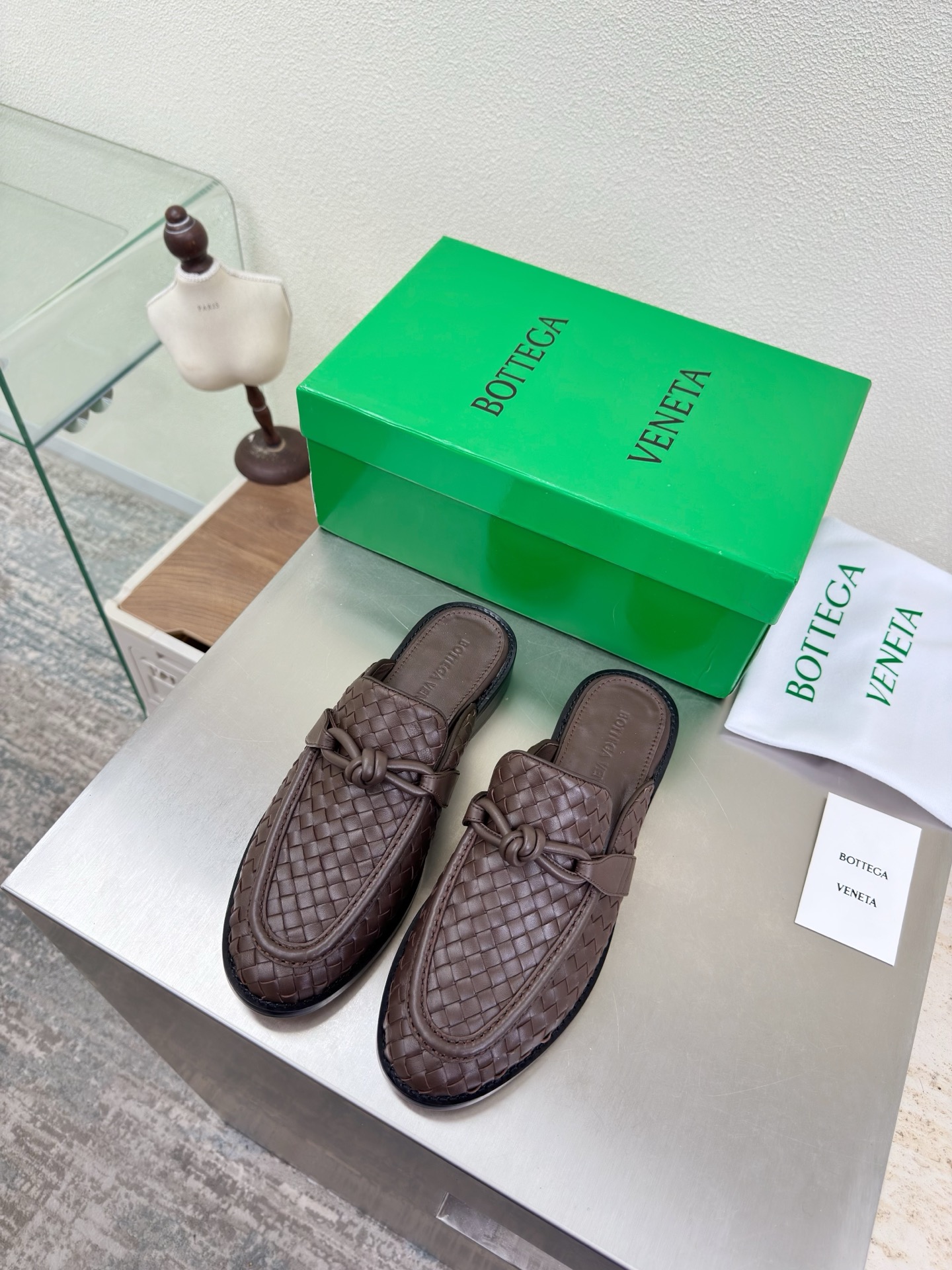 NO:750704,Genuine hand-woven leather, cowhide knotted fastener decoration BOTTEGA VENET* Men and Women Astaire Loaf Slippers Brown First-layer calf leather Women Men 10 Original one to one method Another popular trend today Ceiling The most versatile color Exquisite flat bottom Wrapped fabric Same color heel leather Carefully designed Never careless Durable and comfortable —————————————— Upper material Calfskin Handwoven Soft and smooth material  Hand-sewn rear zipper opening and closing design is sexy and comfortable. Hand-sewn technology. The inner lining of the foot pads is made of sheepskin, which is comfortable and high-end. The nailed outsole is made of the original mold. The same genuine leather outsole is matched to the standard. The original packaging is used. The shoe bag is printed with glue logo technology. The most high-end in the market. Hot melt glue is used to shape the toe.  35 36 37 38 39 40 41 42 Men 39 40 41 42 43 44 45 46 (Female 40 41 42 Male 45 46 20 customized), half drag, bottega veneta, loafers, slippers, cowhide, sheepskin, Leather soles19860909真皮手工编织 牛皮结绳扣件装饰 BOTTEGA VENET* 男女款 Astaire乐福 拖鞋 咖啡色 头层小牛皮 女士 男士10 原版一比一做法  当今流行的又一趋势 天花板啦 最全色百搭 精致平底 包裹面料 同色跟皮 用心设计 绝不马虎 耐穿舒适 —————————————— 鞋面材质 小牛皮 手工编织  材质柔软顺滑 手工缝制后拉链开合设计 性感舒适 手工缝制工艺 垫脚内里选用羊皮内里舒适高端 打钉大底选用原版开模 一致真皮大底  对标对版 选用原版包装 鞋子布袋采用印胶logo工艺 市场最高端 采用热熔胶定型鞋头 后跟 易回弹不变形 平底 系列 包面料工艺 鞋面车线选用意大利电脑针车 做工精细 选用原版包装  女士 35 36 37 38 39 40 41 42  男士 39 40 41 42 43 44 45 46 （女40 41 42 男45 46 20定制）,半拖,bottega veneta,loafers,slippers,cowhide,sheepskin,Leather soles,Women's Shoes