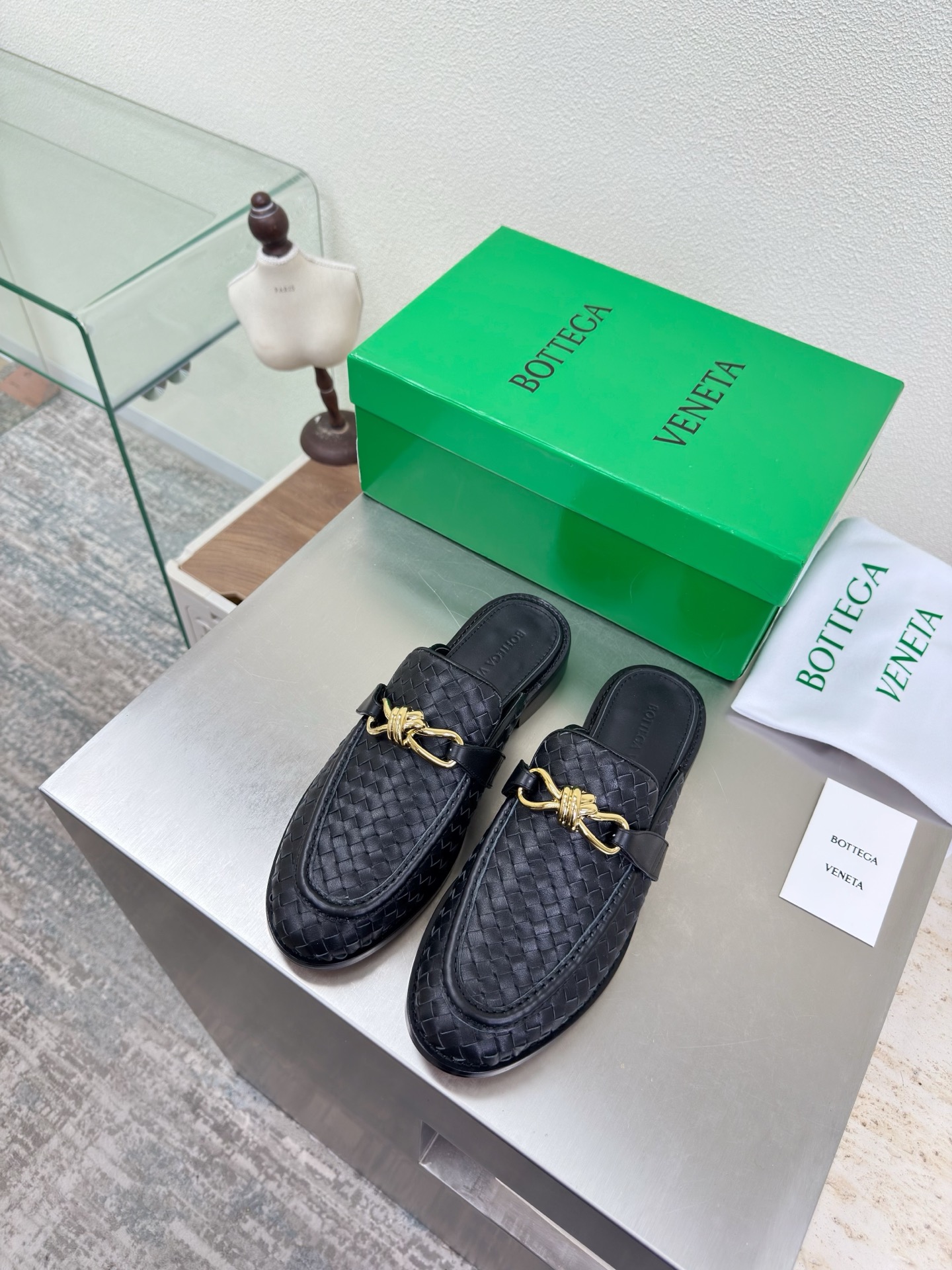 NO:750763,Genuine hand-woven leather Metal knotted fastener decoration BOTTEGA VENET* Men and women Astaire Loaf slippers Black First-layer calfskin Women Men 10 Original one-to-one method Another popular trend today Ceiling The most versatile colors Exquisite flat bottom Wrapped fabric Same color heel leather Designed with care Never sloppy Durable and comfortable —————————————— Upper material Calfskin Handwoven Material soft and smooth  Hand-sewn rear zipper opening and closing design is sexy and comfortable. Hand-sewn technology. The inner lining of the foot pads is made of sheepskin, which is comfortable and high-end. The nailed outsole is made of the original mold. The same genuine leather outsole is matched to the standard. The original packaging is used. The shoe bag is printed with glue logo technology. The most high-end in the market. Hot melt glue is used to shape the toe.  35 36 37 38 39 40 41 42 Men 39 40 41 42 43 44 45 46 (Female 40 41 42 Male 45 46 20 customized), half drag, bottega veneta, loafers, slippers, cowhide, sheepskin, Leather soles19860909真皮手工编织 金属结绳扣件装饰 BOTTEGA VENET* 男女款 Astaire乐福 拖鞋 黑色 头层小牛皮 女士 男士10 原版一比一做法  当今流行的又一趋势 天花板啦 最全色百搭 精致平底 包裹面料 同色跟皮 用心设计 绝不马虎 耐穿舒适 —————————————— 鞋面材质 小牛皮 手工编织  材质柔软顺滑 手工缝制后拉链开合设计 性感舒适 手工缝制工艺 垫脚内里选用羊皮内里舒适高端 打钉大底选用原版开模 一致真皮大底  对标对版 选用原版包装 鞋子布袋采用印胶logo工艺 市场最高端 采用热熔胶定型鞋头 后跟 易回弹不变形 平底 系列 包面料工艺 鞋面车线选用意大利电脑针车 做工精细 选用原版包装  女士 35 36 37 38 39 40 41 42  男士 39 40 41 42 43 44 45 46 （女40 41 42 男45 46 20定制）,半拖,bottega veneta,loafers,slippers,cowhide,sheepskin,Leather soles,Women's Shoes