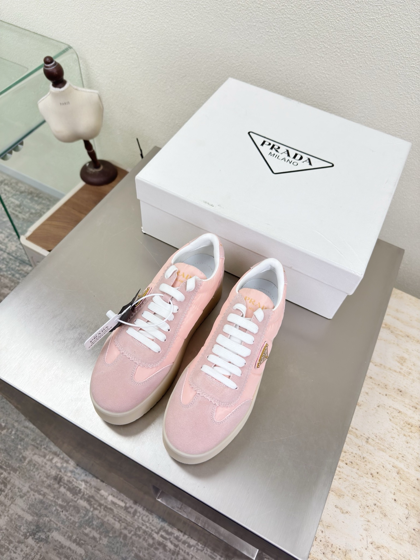 NO:750913,Thick-soled sports shoes Side logo Back empty shoes High-end boutique Prada Pink PRADA outsole hand-stitched Pursuing excellence in details Simple design Triangular logo logo The design and simple lines of the logo are very stylish Simple and pure tones Original molding Comfortable and popular on the street ———————————————————— Logo craftsmanship Leading the cutting edge Lining Lambskin Original molded outsole Size 35 36 37 38 39 40  41 (order 40 41) with complete package, casual shoes/sports shoes, prada, prada, sneakers, sheepskin19860909厚底运动鞋 侧logo 后空鞋 高端精品 普拉达 粉色 PRADA  大底手工串线 追求卓越细节 简约设计 三角logo logo logo 的设计和简约的线条 很有格调 简单纯粹得色调 原版开模 舒适炸街 ———————————————————— logo 工艺 引领前沿 内里 小羊皮 原版成型大底    码数35 36 37 38 39 40 41（40 41 订） 配全套包装,休闲鞋/运动鞋,prada,prada,sneakers,sheepskin,Women's Shoes