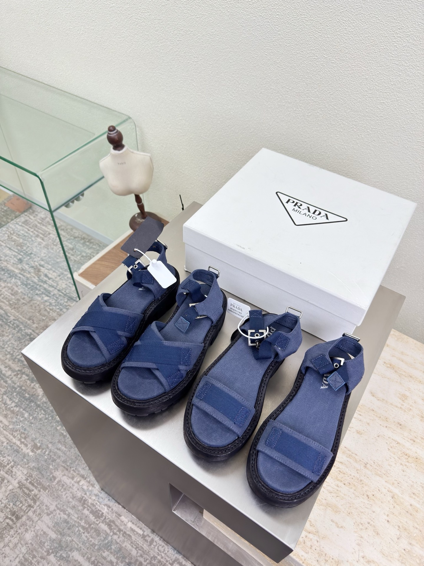 NO:750874,Hiking sole Canvas sandals High-end boutique Prada Dark blue PRADA laser brand logo on the back of the outsole Pursuing excellent details Simple design The design and simple lines of the logo are very stylish Simple and pure tones Original molding Comfortable and popular on the street —————————————————— Logo technology Leading the cutting edge Washed canvas fabric Lining Lambskin Original molded outsole Size 35 36 37 38 39 40  41 (order 40 41) with complete package, sandals, prada, prada, sandals, sheepskin19860909登山鞋底 帆布凉鞋 高端精品 普拉达 深蓝色 PRADA  大底后镭射品牌logo 追求卓越细节 简约设计 logo 的设计和简约的线条 很有格调 简单纯粹得色调 原版开模 舒适炸街 ———————————————————— logo 工艺 引领前沿 洗水帆布面料 内里 小羊皮 原版成型大底    码数35 36 37 38 39 40 41（40 41 订） 配全套包装,凉鞋,prada,prada,sandals,sheepskin,Women's Shoes