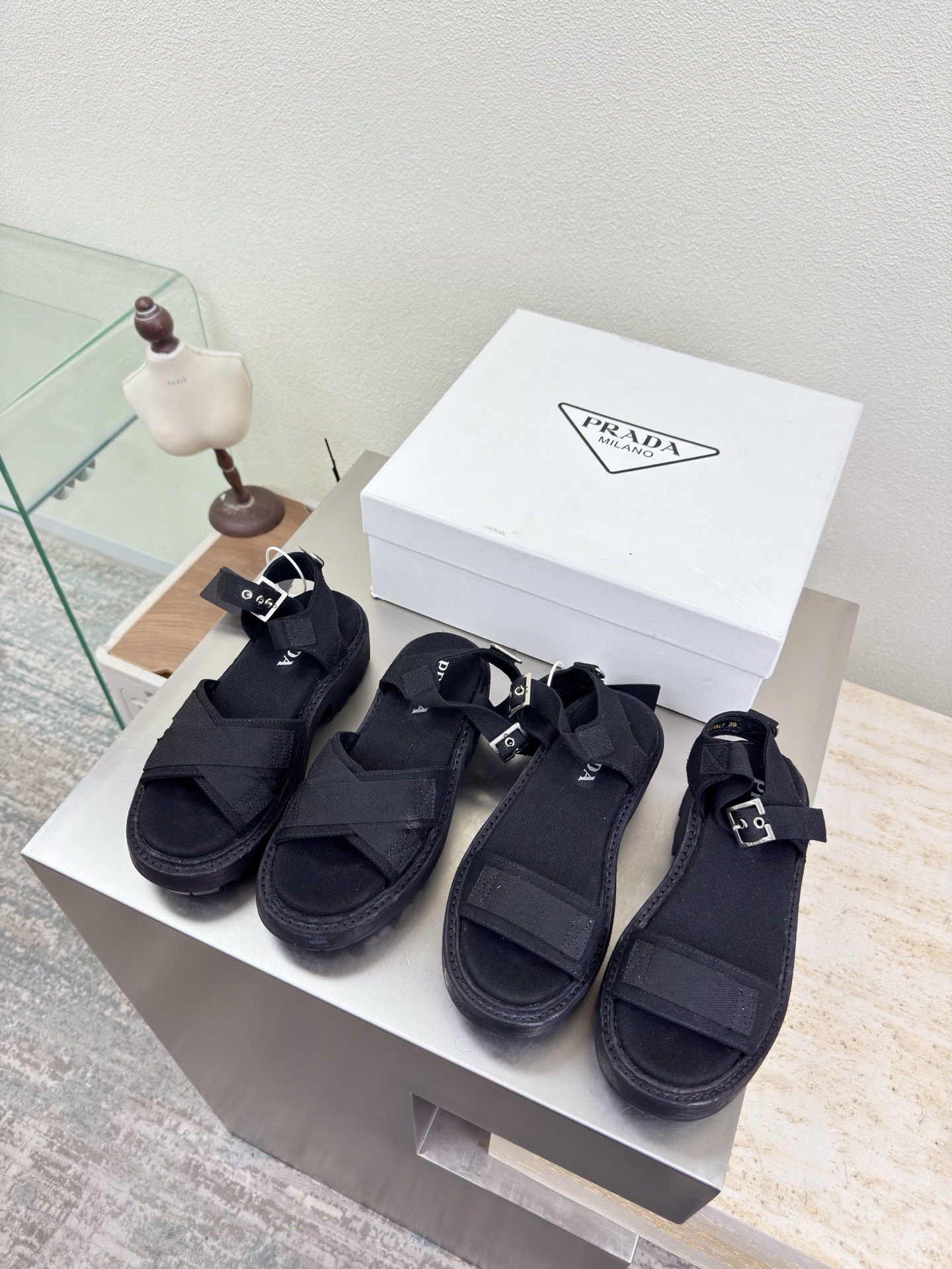 NO:750880,Hiking sole Canvas sandals High-end boutique Prada Black PRADA outsole with laser brand logo on the back Pursuit of excellent details Simple design The design and simple lines of the logo are very stylish Simple and pure tones Original molding Comfortable and popular on the street —————————————————— Logo technology Leading the cutting edge Washed canvas fabric Lining Lambskin Original molded outsole Size 35 36 37 38 39 40  41 (order 40 41) with complete package, sandals, prada, prada, sandals, sheepskin19860909登山鞋底 帆布凉鞋 高端精品 普拉达 黑色 PRADA  大底后镭射品牌logo 追求卓越细节 简约设计 logo 的设计和简约的线条 很有格调 简单纯粹得色调 原版开模 舒适炸街 ———————————————————— logo 工艺 引领前沿 洗水帆布面料 内里 小羊皮 原版成型大底    码数35 36 37 38 39 40 41（40 41 订） 配全套包装,凉鞋,prada,prada,sandals,sheepskin,Women's Shoes