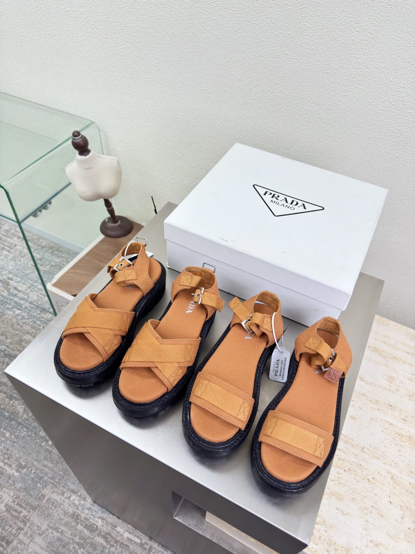 NO:750892,Hiking sole Canvas sandals High-end boutique Prada Brown PRADA laser brand logo on the back of the outsole Pursue excellence in details Simple design The design and simple lines of the logo are very stylish Simple and pure tones Original molding Comfortable and popular on the street ———————————————— Logo technology Leading the cutting edge Washed canvas fabric Lining Lambskin Original molded outsole Size 35 36 37 38 39 40  41 (order 40 41) with complete package, sandals, prada, prada, sandals, sheepskin19860909登山鞋底 帆布凉鞋 高端精品 普拉达 棕色 PRADA  大底后镭射品牌logo 追求卓越细节 简约设计 logo 的设计和简约的线条 很有格调 简单纯粹得色调 原版开模 舒适炸街 ———————————————————— logo 工艺 引领前沿 洗水帆布面料 内里 小羊皮 原版成型大底    码数35 36 37 38 39 40 41（40 41 订） 配全套包装,凉鞋,prada,prada,sandals,sheepskin,Women's Shoes