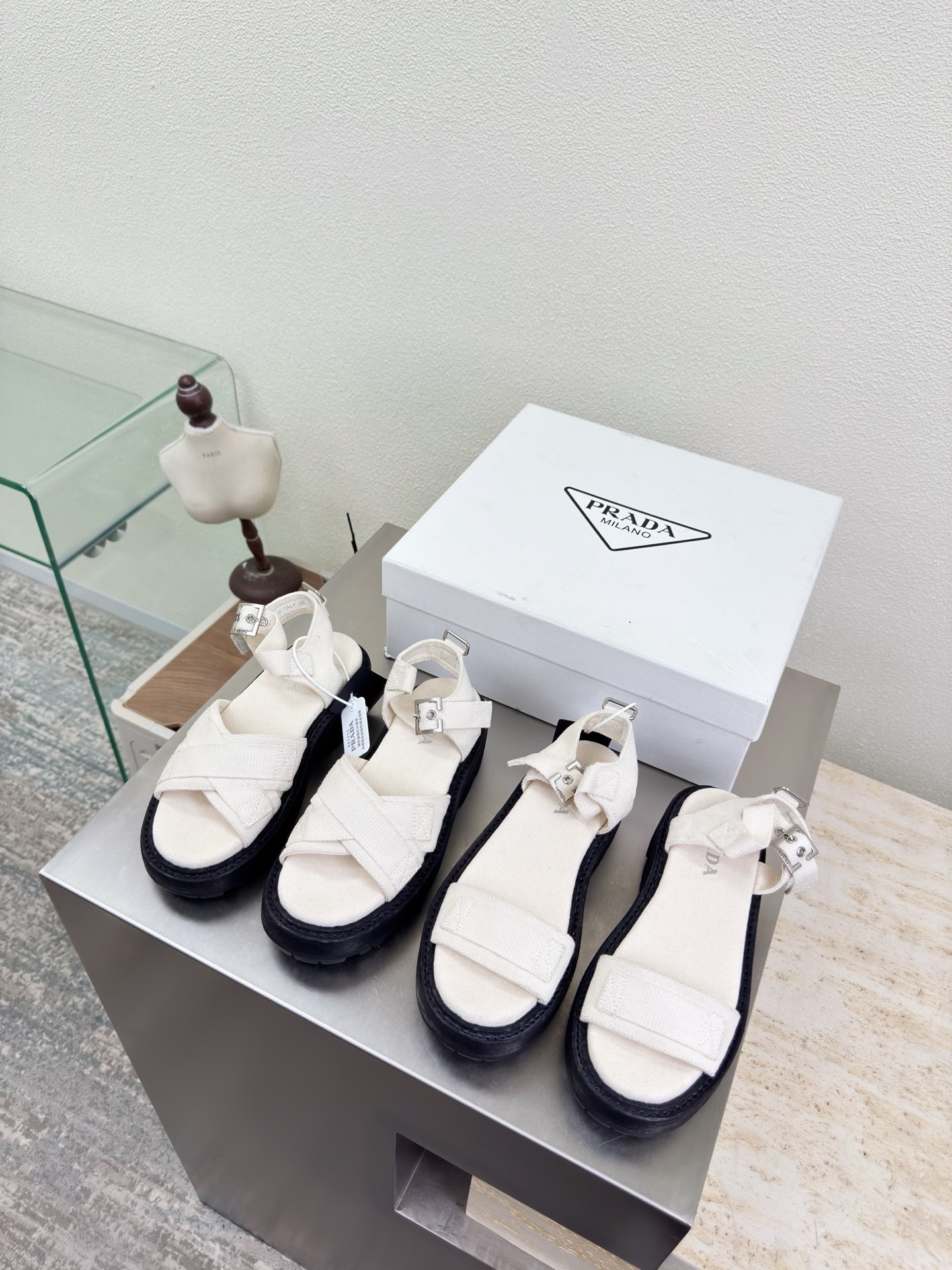 NO:750886,Hiking sole Canvas sandals High-end boutique Prada off-white PRADA laser brand logo on the back of the outsole Pursuing excellent details Simple design The design and simple lines of the logo are very stylish Simple and pure tones Original molding Comfortable and popular on the street —————————————————— Logo technology Leading the cutting edge Washed canvas fabric Lining Lambskin Original molded outsole Size 35 36 37 38 39 40  41 (order 40 41) with complete package, sandals, prada, prada, sandals, sheepskin19860909登山鞋底 帆布凉鞋 高端精品 普拉达 米白色 PRADA  大底后镭射品牌logo 追求卓越细节 简约设计 logo 的设计和简约的线条 很有格调 简单纯粹得色调 原版开模 舒适炸街 ———————————————————— logo 工艺 引领前沿 洗水帆布面料 内里 小羊皮 原版成型大底    码数35 36 37 38 39 40 41（40 41 订） 配全套包装,凉鞋,prada,prada,sandals,sheepskin,Women's Shoes