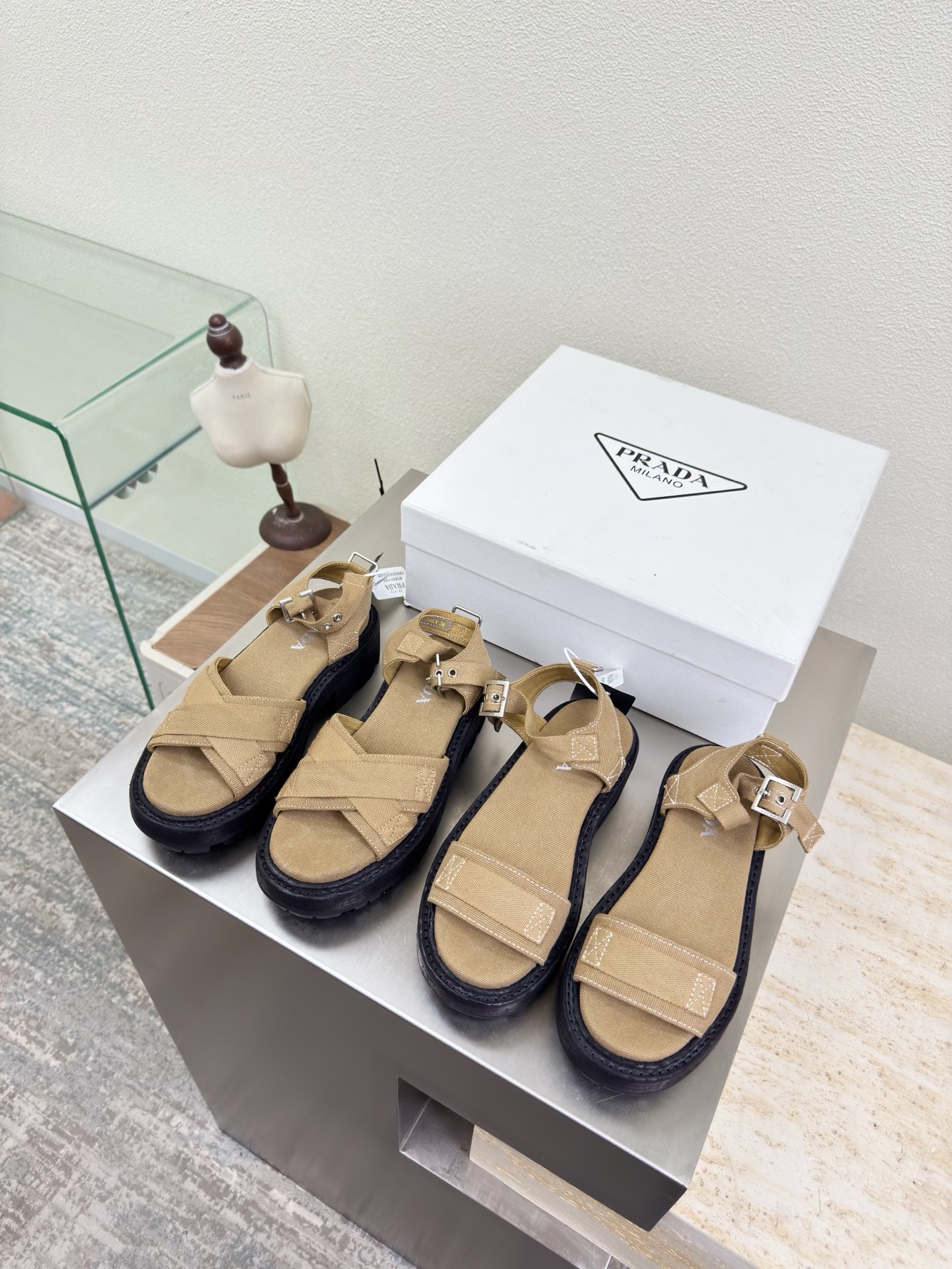 NO:750898,Hiking sole Canvas sandals High-end boutique Prada Apricot PRADA laser brand logo on the back of the outsole Pursuing excellent details Simple design The design and simple lines of the logo are very stylish Simple and pure tones Original molding Comfortable and popular on the street —————————————————— Logo technology Leading the cutting edge Washed canvas fabric Lining Lambskin Original molded outsole Size 35 36 37 38 39 40  41 (order 40 41) with complete package, sandals, prada, prada, sandals, sheepskin19860909登山鞋底 帆布凉鞋 高端精品 普拉达 杏色 PRADA  大底后镭射品牌logo 追求卓越细节 简约设计 logo 的设计和简约的线条 很有格调 简单纯粹得色调 原版开模 舒适炸街 ———————————————————— logo 工艺 引领前沿 洗水帆布面料 内里 小羊皮 原版成型大底    码数35 36 37 38 39 40 41（40 41 订） 配全套包装,凉鞋,prada,prada,sandals,sheepskin,Women's Shoes