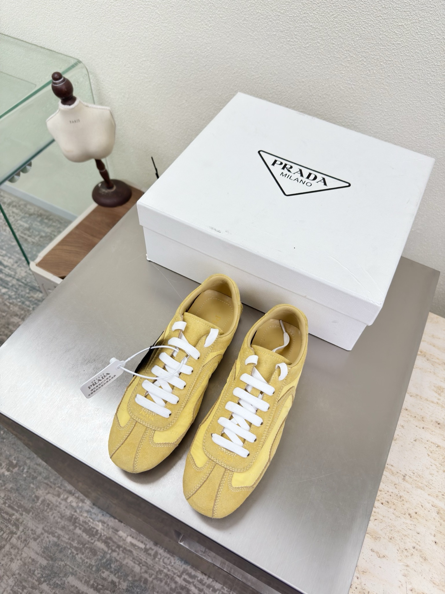 NO:750825,Prada sole craftsmanship sneakers high-end boutique Prada light yellow PRADA outsole hand-stitched Pursuing excellence in details Designed lines Very stylish Simple and pure tones Original molding Comfortable and popular on the street —————————————————— Logo technology Leading the cutting edge Fabric High mercerized cow suede with technical fabrics Lining Lambskin Original molded outsole Size 35 36 37 38 39 40  41 (order 40 41) with complete package, casual shoes/sports shoes, prada, prada, sneakers, sheepskin19860909Prada 套底工艺 运动鞋 高端精品 普拉达 淡黄 PRADA  大底手工串线 追求卓越细节 设计的线条 很有格调 简单纯粹得色调 原版开模 舒适炸街 ———————————————————— logo 工艺 引领前沿 面料 高丝光 牛反绒皮 搭配科技面料 内里 小羊皮 原版成型大底    码数35 36 37 38 39 40 41（40 41 订） 配全套包装,休闲鞋/运动鞋,prada,prada,sneakers,sheepskin,Women's Shoes