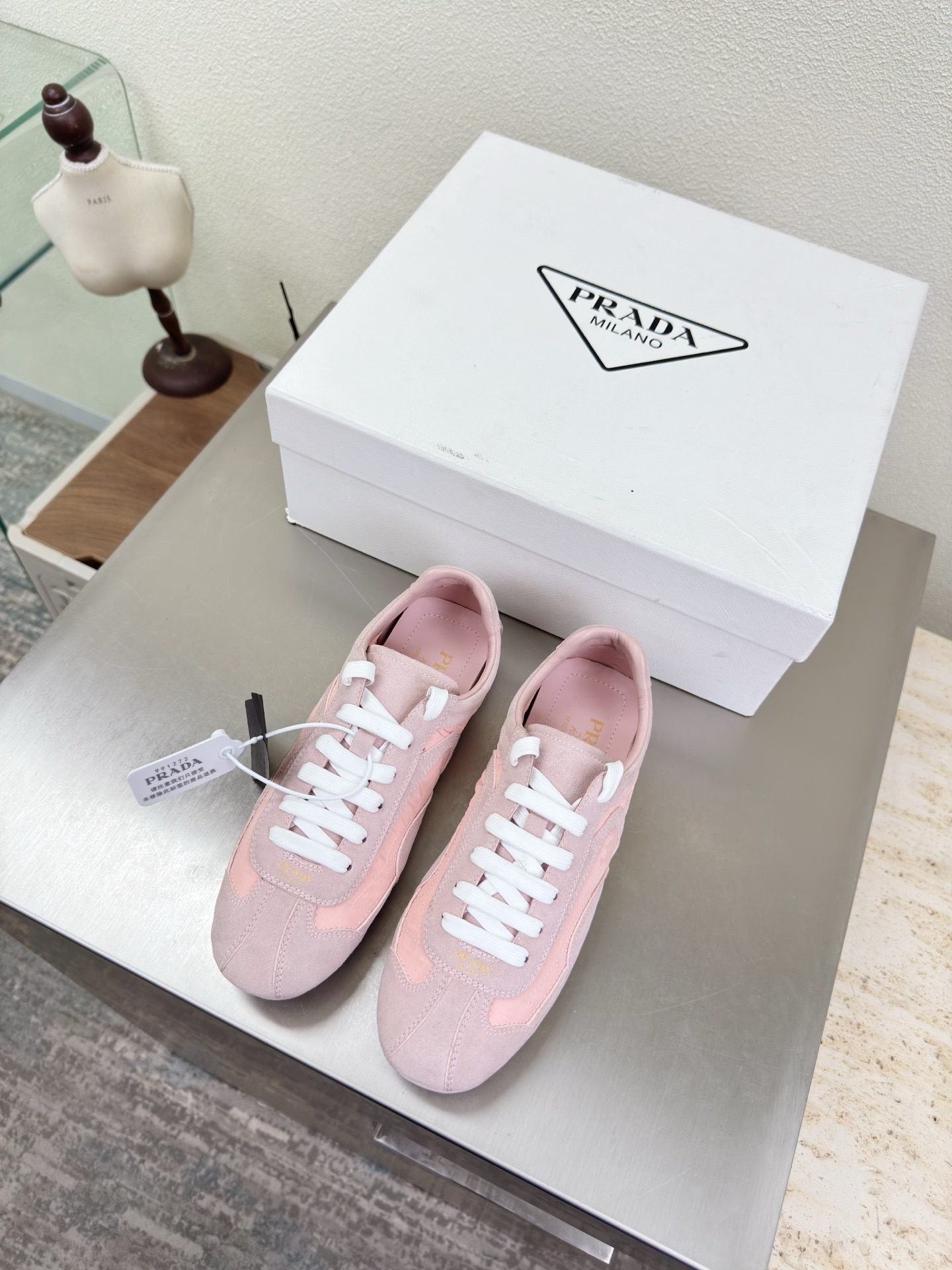 NO:750833,Prada sole craftsmanship sneakers high-end boutique Prada pink PRADA outsole hand-stitched Pursuing excellent details Designed lines Very stylish Simple and pure tones Original molding Comfortable and popular on the street ———————————————————— Logo technology Leading the cutting edge Fabric High mercerized cow suede with technical fabrics Lining Lambskin Original molded outsole Size 35 36 37 38 39 40 41 (40  41 orders) Comes with full package, casual shoes/sports shoes, prada, prada, sneakers, sheepskin19860909Prada 套底工艺 运动鞋 高端精品 普拉达 粉色 PRADA  大底手工串线 追求卓越细节 设计的线条 很有格调 简单纯粹得色调 原版开模 舒适炸街 ———————————————————— logo 工艺 引领前沿 面料 高丝光 牛反绒皮 搭配科技面料 内里 小羊皮 原版成型大底    码数35 36 37 38 39 40 41（40 41 订） 配全套包装,休闲鞋/运动鞋,prada,prada,sneakers,sheepskin,Women's Shoes