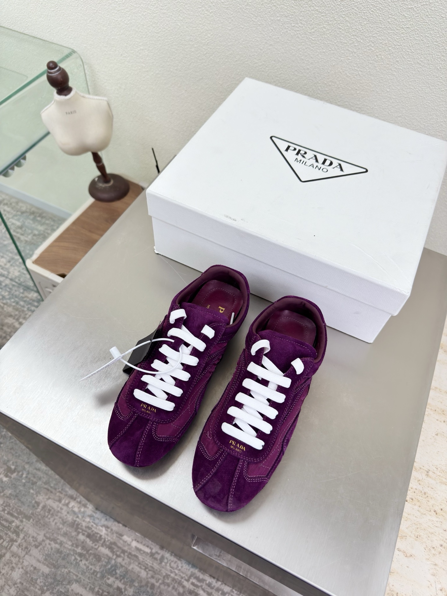 NO:750837,Prada sole craftsmanship sneakers high-end boutique Prada Purple PRADA outsole hand-stitched Pursuing excellence in details Designed lines Very stylish Simple and pure tones Original molding Comfortable and popular on the street ———————————————————— Logo technology Leading the cutting edge Fabric High mercerized cow suede with technical fabrics Lining Lambskin Original molded outsole Size 35 36 37 38 39 40 41 (40  41 orders) Comes with full package, casual shoes/sports shoes, prada, prada, sneakers, sheepskin19860909Prada 套底工艺 运动鞋 高端精品 普拉达 紫色 PRADA  大底手工串线 追求卓越细节 设计的线条 很有格调 简单纯粹得色调 原版开模 舒适炸街 ———————————————————— logo 工艺 引领前沿 面料 高丝光 牛反绒皮 搭配科技面料 内里 小羊皮 原版成型大底    码数35 36 37 38 39 40 41（40 41 订） 配全套包装,休闲鞋/运动鞋,prada,prada,sneakers,sheepskin,Women's Shoes