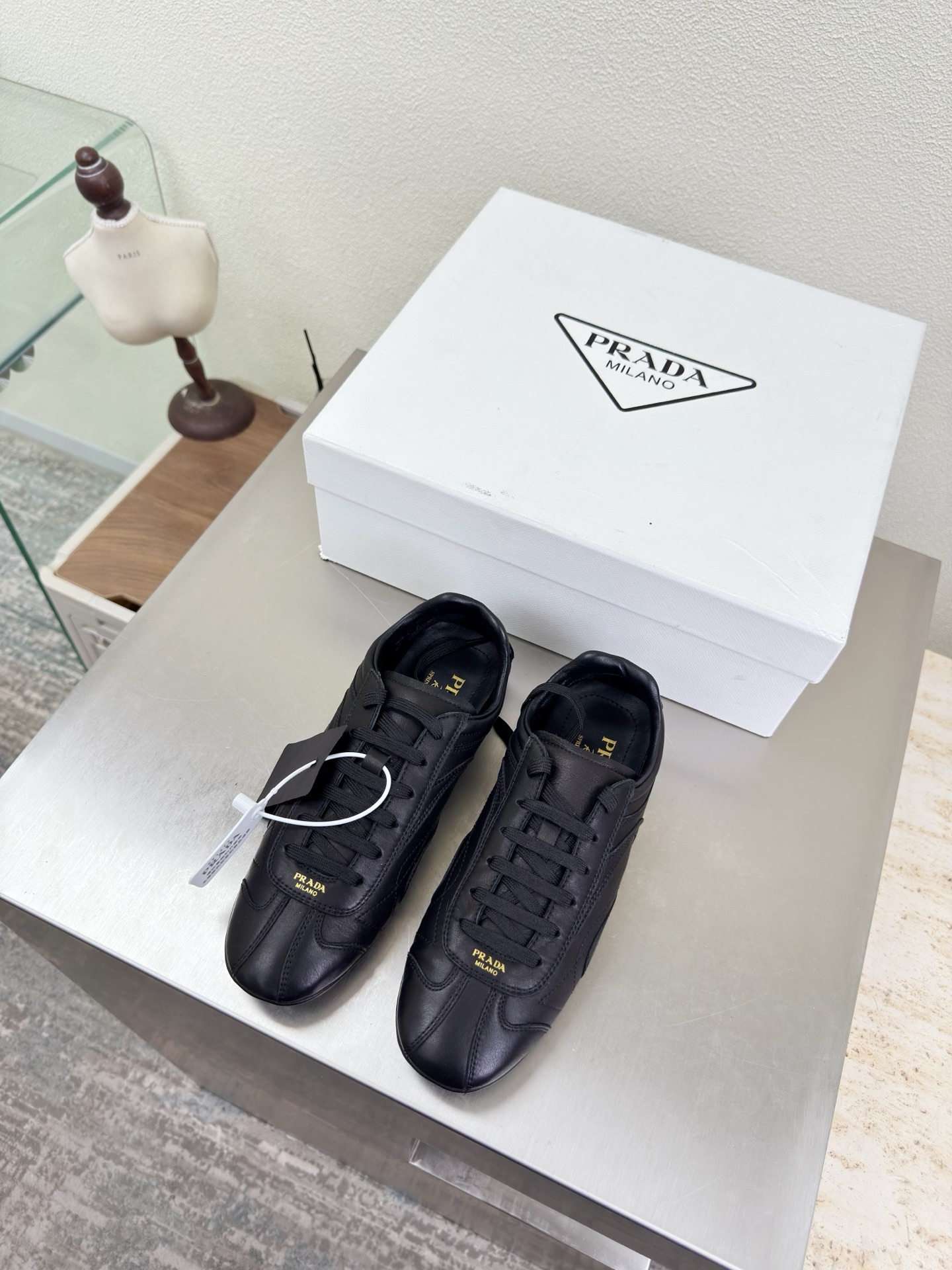 NO:750841,Prada oversole craftsmanship sneakers high-end boutique Prada black lambskin PRADA outsole hand-stitched Pursuing excellence in details Designed lines Very stylish Simple and pure tones Original molding Comfortable and street-friendly —————————————————— Logo technology Leading the cutting edge Fabric Lambskin Lining Lambskin Original molded outsole Size 35 36 37 38 39 40 41 (40 41 order)  Comes with full package, casual shoes/sports shoes, prada, prada, sneakers, sheepskin19860909Prada 套底工艺 运动鞋 高端精品 普拉达 黑色小羊皮 PRADA  大底手工串线 追求卓越细节 设计的线条 很有格调 简单纯粹得色调 原版开模 舒适炸街 ———————————————————— logo 工艺 引领前沿 面料 小羊皮 内里 小羊皮 原版成型大底    码数35 36 37 38 39 40 41（40 41 订） 配全套包装,休闲鞋/运动鞋,prada,prada,sneakers,sheepskin,Women's Shoes