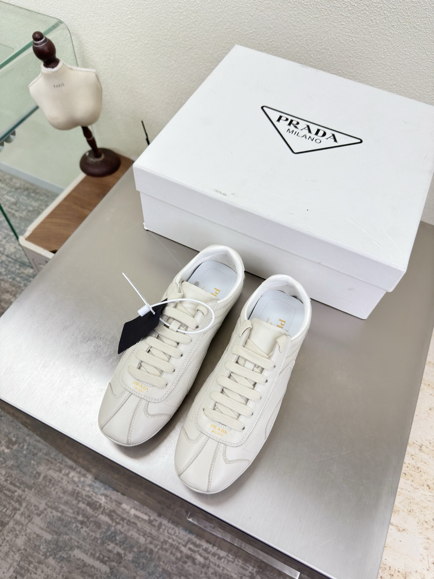 NO:750845,Prada sole craftsmanship sneakers high-end boutique Prada white lambskin PRADA outsole hand-stitched Pursuing excellence in details Designed lines Very stylish Simple and pure tones Original molding Comfortable and street-friendly —————————————————— Logo technology Leading the cutting edge Fabric Lambskin Lining Lambskin Original molded outsole Size 35 36 37 38 39 40 41 (40 41  Order) Comes with full package, casual shoes/sports shoes, prada, prada, sneakers, sheepskin19860909Prada 套底工艺 运动鞋 高端精品 普拉达 白色 小羊皮 PRADA  大底手工串线 追求卓越细节 设计的线条 很有格调 简单纯粹得色调 原版开模 舒适炸街 ———————————————————— logo 工艺 引领前沿 面料 小羊皮 内里 小羊皮 原版成型大底    码数35 36 37 38 39 40 41（40 41 订） 配全套包装,休闲鞋/运动鞋,prada,prada,sneakers,sheepskin,Women's Shoes