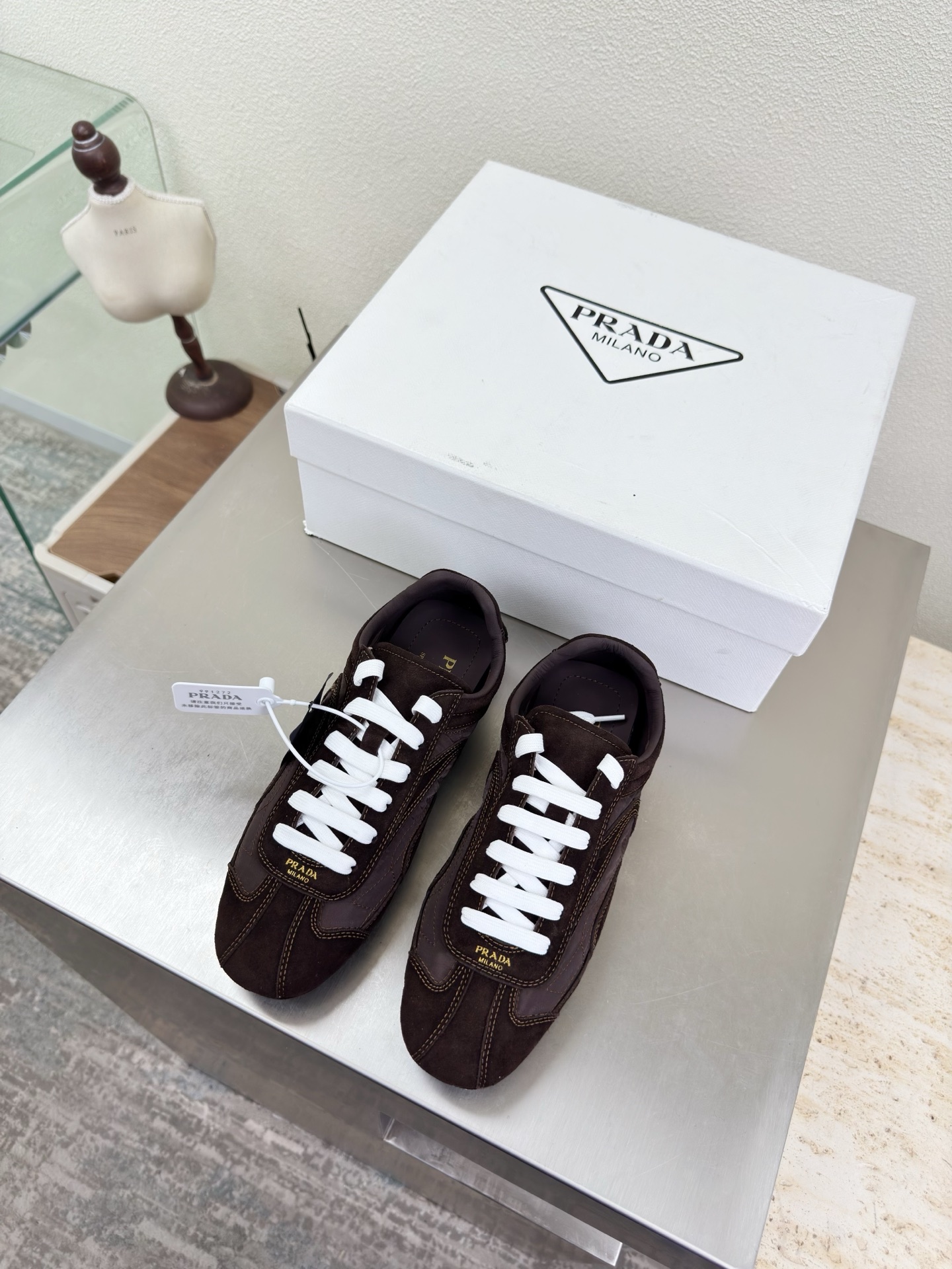 NO:750847,Prada sole craftsmanship sneakers high-end boutique Prada Brown PRADA outsole hand-stitched Pursuing excellence in details Designed lines Very stylish Simple and pure tones Original molding Comfortable and popular on the street —————————————————— Logo technology Leading the cutting edge Fabric High mercerized cow suede with technical fabrics Lining Lambskin Original molded outsole Size 35 36 37 38 39 40  41 (order 40 41) with complete package, casual shoes/sports shoes, prada, prada, sneakers, sheepskin19860909Prada 套底工艺 运动鞋 高端精品 普拉达 咖啡色 PRADA  大底手工串线 追求卓越细节 设计的线条 很有格调 简单纯粹得色调 原版开模 舒适炸街 ———————————————————— logo 工艺 引领前沿 面料 高丝光 牛反绒皮 搭配科技面料 内里 小羊皮 原版成型大底    码数35 36 37 38 39 40 41（40 41 订） 配全套包装,休闲鞋/运动鞋,prada,prada,sneakers,sheepskin,Women's Shoes