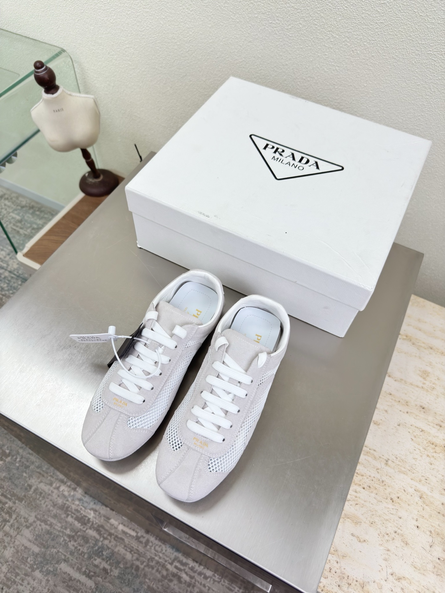 NO:750856,Breathable mesh Prada sole technology Sports shoes High-end boutique Prada Gray and white PRADA outsole hand-stitched Pursuing excellence in details Designed lines Very stylish Simple and pure tones Original molding Comfortable and popular on the street ———————————————————— Logo technology Leading the cutting edge Fabric High mercerized cow suede with technical fabrics Lining Lambskin Original molded outsole Code number 35 36 37 38 39 40  41 (order 40 41) with complete package, casual shoes/sports shoes, prada, prada, sneakers, sheepskin19860909透气网面 Prada 套底工艺 运动鞋 高端精品 普拉达 灰白 PRADA  大底手工串线 追求卓越细节 设计的线条 很有格调 简单纯粹得色调 原版开模 舒适炸街 ———————————————————— logo 工艺 引领前沿 面料 高丝光 牛反绒皮 搭配科技面料 内里 小羊皮 原版成型大底    码数35 36 37 38 39 40 41（40 41 订） 配全套包装,休闲鞋/运动鞋,prada,prada,sneakers,sheepskin,Women's Shoes