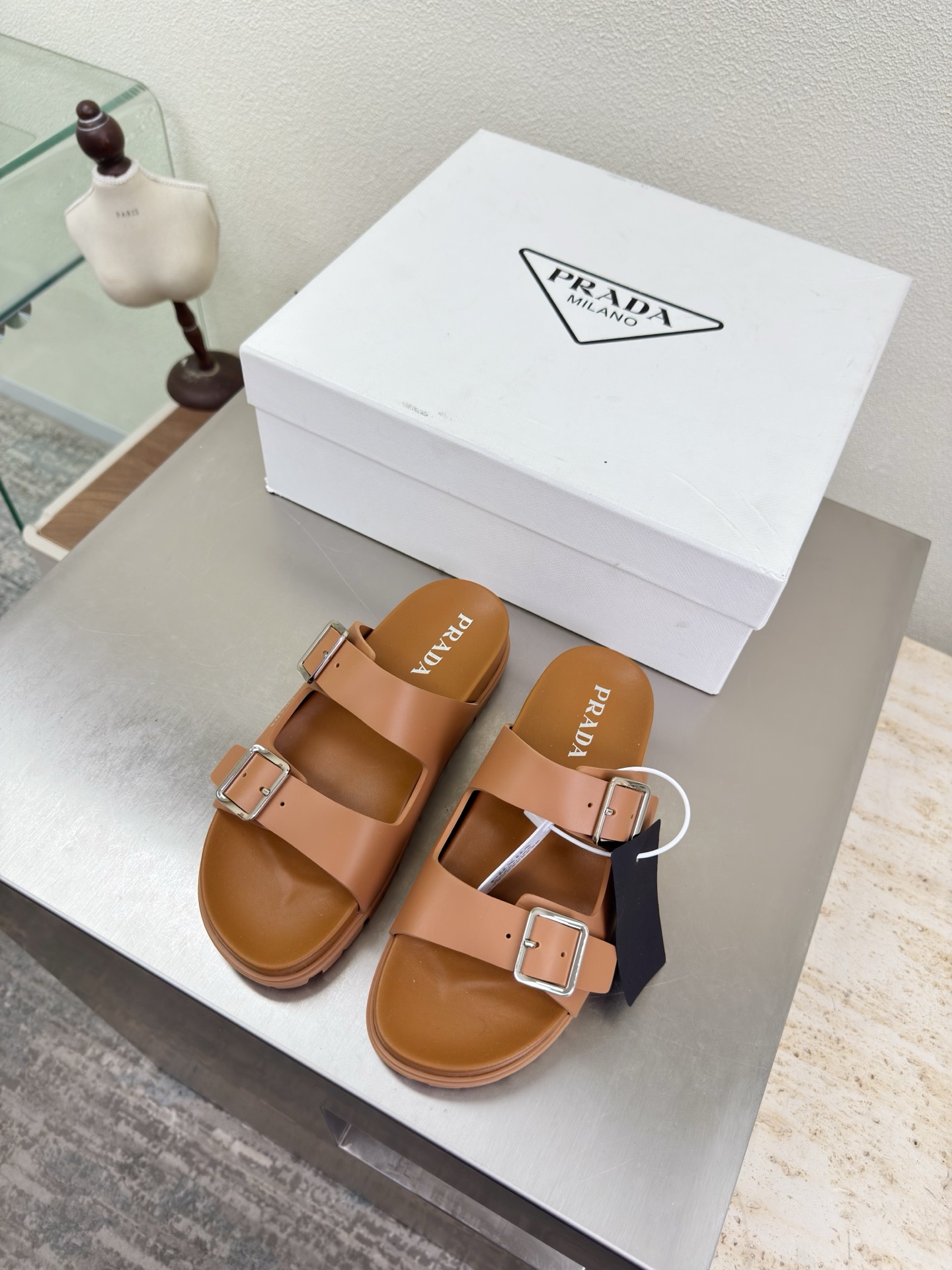 NO:750821,Prada beach slippers made of EVA rubber. They look great with socks. Brown PRADA outsole is hand-stitched. Pursuing excellent details. Designed lines. Very stylish. Simple and pure tones. Original molding. Comfortable and popular on the street. —————————————————— Logo technology. Leading the cutting edge. Fabric.  Comes with full package, slippers, prada, slippers, socks19860909EVA橡胶材质 Prada 沙滩拖鞋 搭配袜子绝美 棕色 PRADA  大底手工串线 追求卓越细节 设计的线条 很有格调 简单纯粹得色调 原版开模 舒适炸街 ———————————————————— logo 工艺 引领前沿 面料 EVA橡胶材质  原版成型大底    码数35 36 37 38 39 40 41（40 41 订） 配全套包装,拖鞋,prada,slippers,socks,Women's Shoes