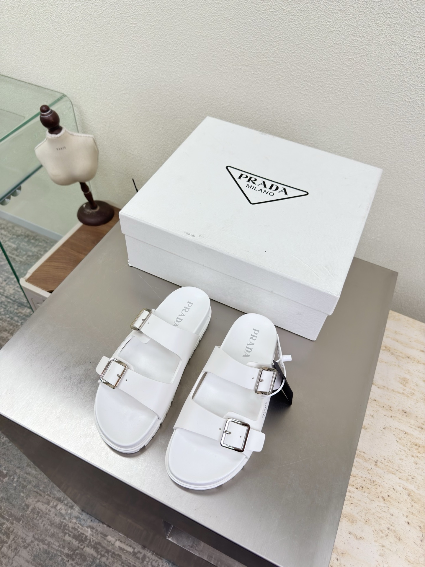 NO:750824,Prada beach slippers made of EVA rubber. They look great with socks. White PRADA outsole is hand-stitched. Pursuing excellent details. The design lines are very stylish. Simple and pure tones. Original mold opening. Comfortable and popular on the street. —————————————————— Logo technology. Leading the cutting edge. Fabric. EVA rubber material. Original molded outsole. Size: 35 36 37 38 39 40 41 (40 41 order)  Comes with full package, slippers, prada, slippers, socks19860909EVA橡胶材质 Prada 沙滩拖鞋 搭配袜子绝美 白色 PRADA  大底手工串线 追求卓越细节 设计的线条 很有格调 简单纯粹得色调 原版开模 舒适炸街 ———————————————————— logo 工艺 引领前沿 面料 EVA橡胶材质  原版成型大底    码数35 36 37 38 39 40 41（40 41 订） 配全套包装,拖鞋,prada,slippers,socks,Women's Shoes