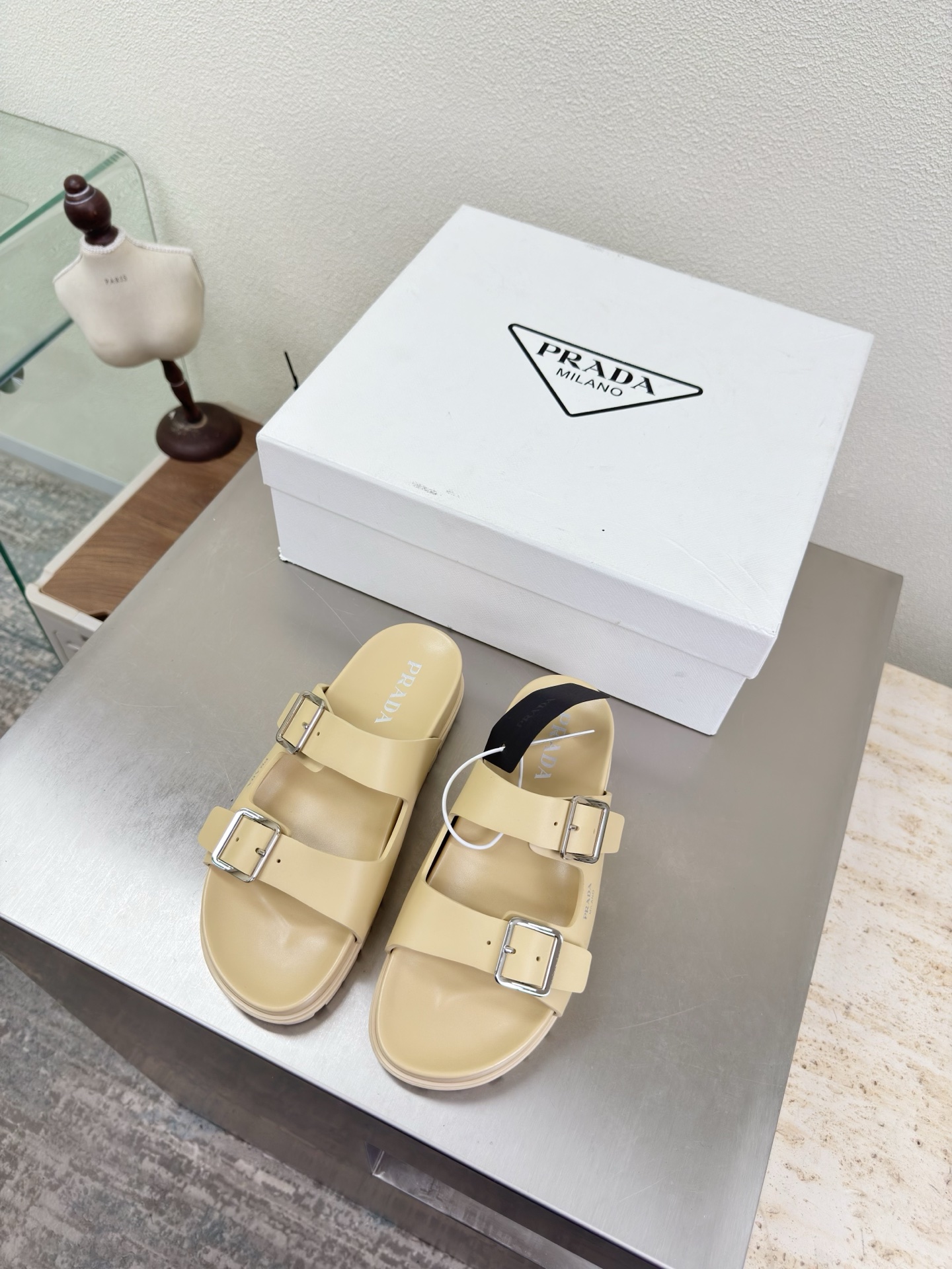 NO:750828,EVA rubber material Prada beach slippers, perfect with socks. Apricot PRADA outsole hand-stitched. Pursuing excellent details. Designed lines. Very stylish. Simple and pure tones. Original molding. Comfortable and popular on the street. ———————————————————— logo technology. Leading the cutting edge. Fabric. EVA rubber material. Original molded outsole. Size: 35 36 37 38 39 40 41 (40 41 order)  Comes with full package, slippers, prada, slippers, socks19860909EVA橡胶材质 Prada 沙滩拖鞋 搭配袜子绝美 杏色 PRADA  大底手工串线 追求卓越细节 设计的线条 很有格调 简单纯粹得色调 原版开模 舒适炸街 ———————————————————— logo 工艺 引领前沿 面料 EVA橡胶材质  原版成型大底    码数35 36 37 38 39 40 41（40 41 订） 配全套包装,拖鞋,prada,slippers,socks,Women's Shoes