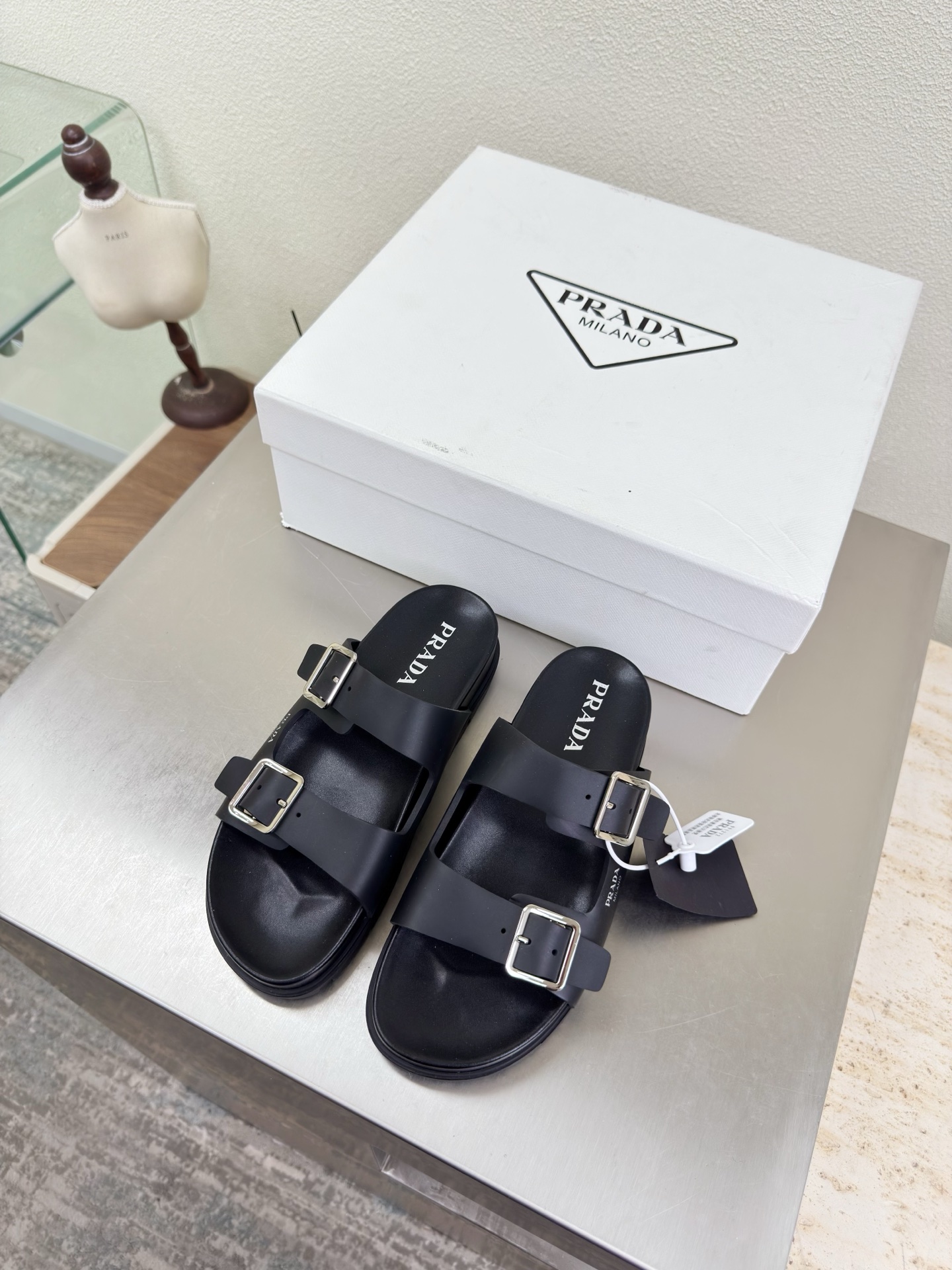 NO:750832,Prada beach slippers made of EVA rubber. They look great with socks. The black PRADA outsole is hand-stitched. Pursuing excellent details. The design lines are very stylish. Simple and pure tones. Original mold opening. Comfortable and popular on the street. ———————————————————— Logo technology. Leading the cutting edge. Fabric.  Comes with full package, slippers, prada, slippers, socks19860909EVA橡胶材质 Prada 沙滩拖鞋 搭配袜子绝美 黑色 PRADA  大底手工串线 追求卓越细节 设计的线条 很有格调 简单纯粹得色调 原版开模 舒适炸街 ———————————————————— logo 工艺 引领前沿 面料 EVA橡胶材质  原版成型大底    码数35 36 37 38 39 40 41（40 41 订） 配全套包装,拖鞋,prada,slippers,socks,Women's Shoes