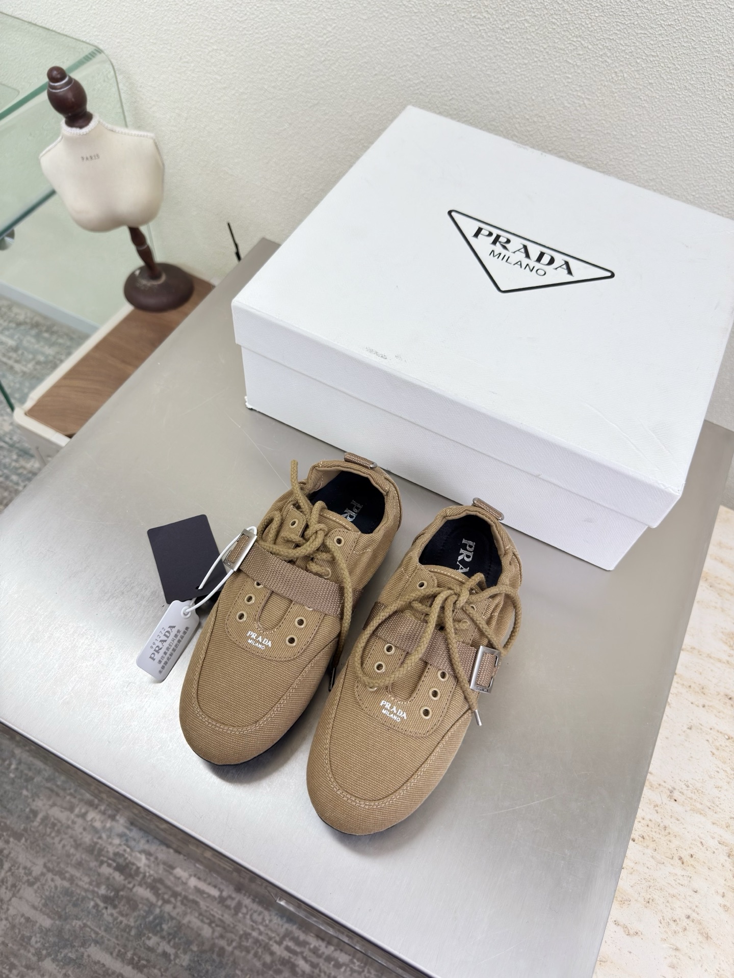 NO:750795,Prada washed canvas sneakers Relaxed feeling Excellent khaki PRADA outsole hand-stitched Pursuing excellent details Designed lines Very stylish Simple and pure tones Original molding Comfortable and popular on the street —————————————————— Logo Technology Leading the cutting edge Fabric Washed canvas Lining Lambskin Original molded outsole Size 35 36 37 38 39 40 41 (40 41  Order) Comes with full package, casual shoes/sports shoes, prada, prada, sneakers, sheepskin19860909Prada 普拉达 洗水帆布运动鞋 松弛感 绝佳 卡其色 PRADA 大底手工串线 追求卓越细节 设计的线条 很有格调 简单纯粹得色调 原版开模 舒适炸街 ———————————————————— logo 工艺 引领前沿 面料 洗水帆布 内里 小羊皮 原版成型大底    码数35 36 37 38 39 40 41（40 41 订） 配全套包装,休闲鞋/运动鞋,prada,prada,sneakers,sheepskin,Women's Shoes