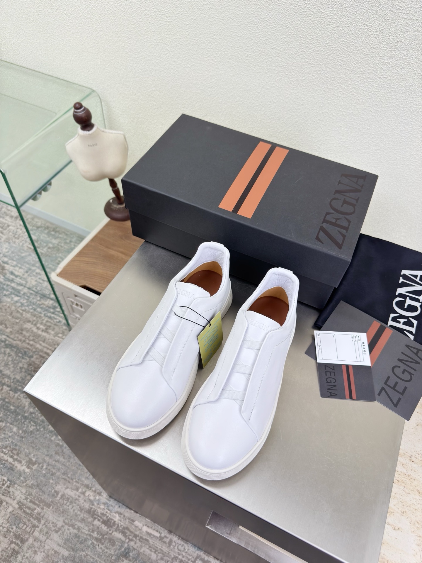 NO:758311,ZEGNA Classic Men's Casual Shoes White Zegna Outsole Handmade Stitching Pursuit of Excellent Details Zegna is for successful people, business elites, and men who have a certain pursuit of fashion. They do not necessarily pursue big-name logos, but they must be of high quality and classic style. Zegna's clothes are usually not too ostentatious, but you can feel the self-evident sense of high-end when you wear them. The design lines are very stylish, simple and pure tones, original molding, comfortable and popular on the street  —————————————————————— Logo Technology Leading the cutting edge Fabric Calfskin Lining Lambskin Original molded outsole Size 39 40 41 42 43 44 45 46 47 (order 45 46 47) Comes with a full set of packaging, casual shoes/sports shoes, zegna, sneakers, cowhide, sheepskin19860909ZEGNA 杰尼亚 经典男士休闲鞋 白色杰尼亚  大底手工串线 追求卓越细节  杰尼亚为成功人士、商界精英,还有就是对时尚有一定追求的男性.他们不一定追求大牌的logo,但一定要品质上乘,风格经典.杰尼亚的衣服通常不会太张扬,但穿上身就能感受到那种不言而喻的高级感. 设计的线条 很有格调 简单纯粹得色调 原版开模 舒适炸街 ———————————————————— logo 工艺 引领前沿 面料 小牛皮 内里 小羊皮 原版成型大底    码数39 40 41 42 43 44 45 46 47（45 46 47 订） 配全套包装,休闲鞋/运动鞋,zegna,sneakers,cowhide,sheepskin,Women's Shoes