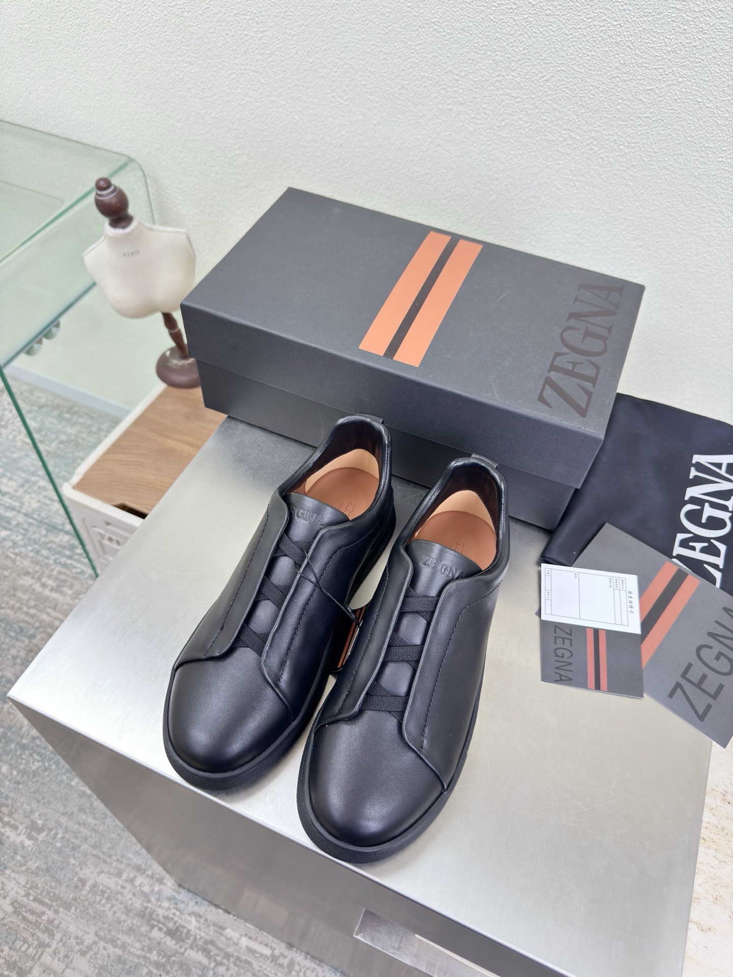 NO:758319,ZEGNA Classic men's casual shoes, all black, Zegna outsole is hand-stitched, pursuing excellence in details. Zegna is for successful people, business elites, and men who have a certain pursuit of fashion. They do not necessarily pursue big-name logos, but they must be of high quality and classic style. Zegna's clothes are usually not too ostentatious, but you can feel the self-evident sense of high-end when you put them on. The design lines are very stylish, simple and pure tones, original molding, comfortable and popular on the street  —————————————————————— Logo Technology Leading the cutting edge Fabric Calfskin Lining Lambskin Original molded outsole Size 39 40 41 42 43 44 45 46 47 (order 45 46 47) Comes with a full set of packaging, casual shoes/sports shoes, zegna, sneakers, cowhide, sheepskin19860909ZEGNA 杰尼亚 经典男士休闲鞋 全黑 杰尼亚  大底手工串线 追求卓越细节  杰尼亚为成功人士、商界精英,还有就是对时尚有一定追求的男性.他们不一定追求大牌的logo,但一定要品质上乘,风格经典.杰尼亚的衣服通常不会太张扬,但穿上身就能感受到那种不言而喻的高级感. 设计的线条 很有格调 简单纯粹得色调 原版开模 舒适炸街 ———————————————————— logo 工艺 引领前沿 面料 小牛皮 内里 小羊皮 原版成型大底    码数39 40 41 42 43 44 45 46 47（45 46 47 订） 配全套包装,休闲鞋/运动鞋,zegna,sneakers,cowhide,sheepskin,Women's Shoes