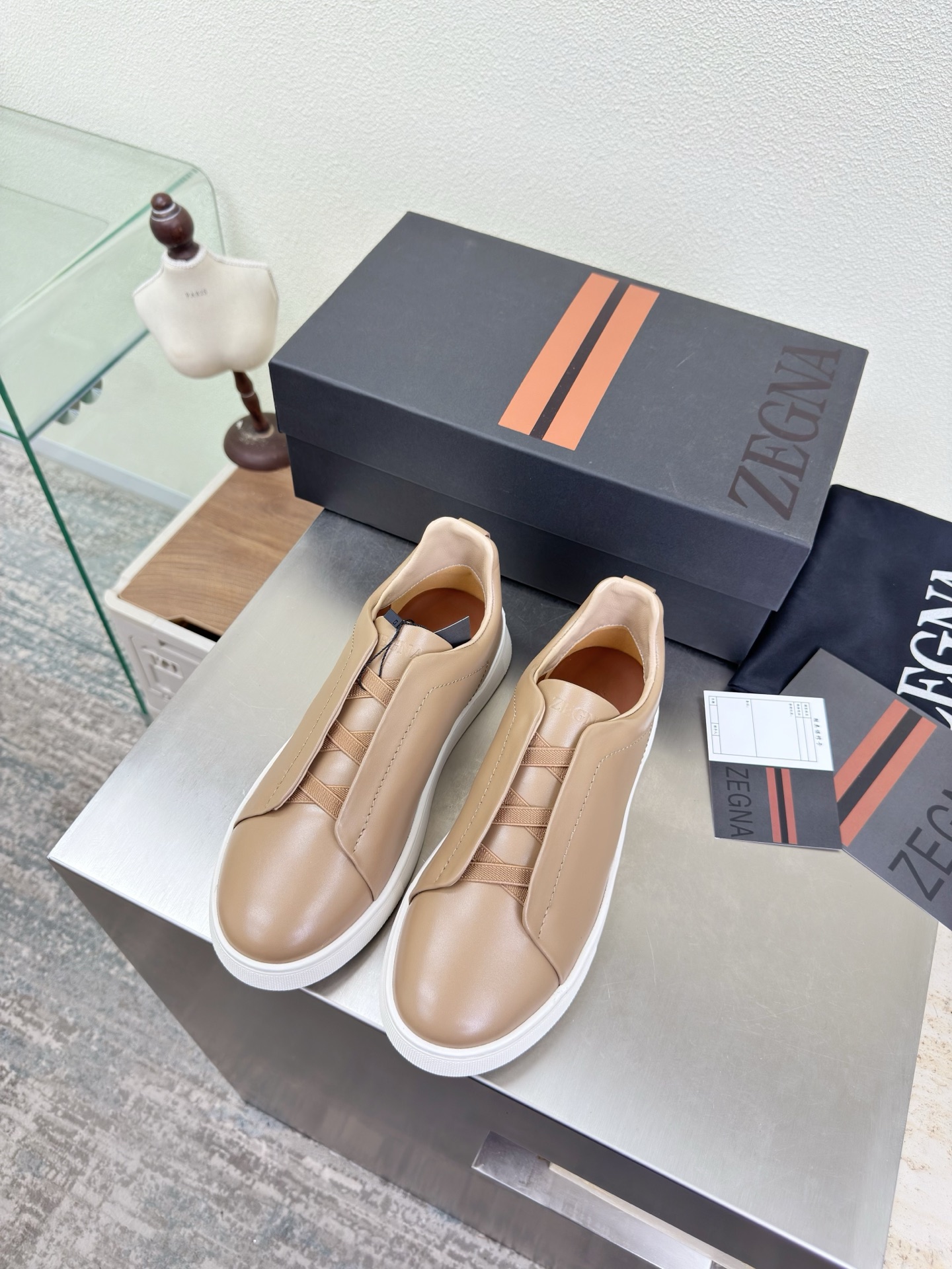 NO:758326,ZEGNA Classic Men's Casual Shoes Khaki Zegna Outsole Hand-Strung Pursuing Excellence in Details Zegna is for successful people, business elites, and men who have a certain pursuit of fashion. They do not necessarily pursue big-name logos, but they must be of high quality and classic style. Zegna's clothes are usually not too ostentatious, but you can feel the self-evident sense of high-end when you wear them. The design lines are very stylish, simple and pure tones, original molding, comfortable and popular on the street  —————————————————————— Logo Technology Leading the cutting edge Fabric Calfskin Lining Lambskin Original molded outsole Size 39 40 41 42 43 44 45 46 47 (order 45 46 47) Comes with a full set of packaging, casual shoes/sports shoes, zegna, sneakers, cowhide, sheepskin19860909ZEGNA 杰尼亚 经典男士休闲鞋 卡其 杰尼亚  大底手工串线 追求卓越细节  杰尼亚为成功人士、商界精英,还有就是对时尚有一定追求的男性.他们不一定追求大牌的logo,但一定要品质上乘,风格经典.杰尼亚的衣服通常不会太张扬,但穿上身就能感受到那种不言而喻的高级感. 设计的线条 很有格调 简单纯粹得色调 原版开模 舒适炸街 ———————————————————— logo 工艺 引领前沿 面料 小牛皮 内里 小羊皮 原版成型大底    码数39 40 41 42 43 44 45 46 47（45 46 47 订） 配全套包装,休闲鞋/运动鞋,zegna,sneakers,cowhide,sheepskin,Women's Shoes