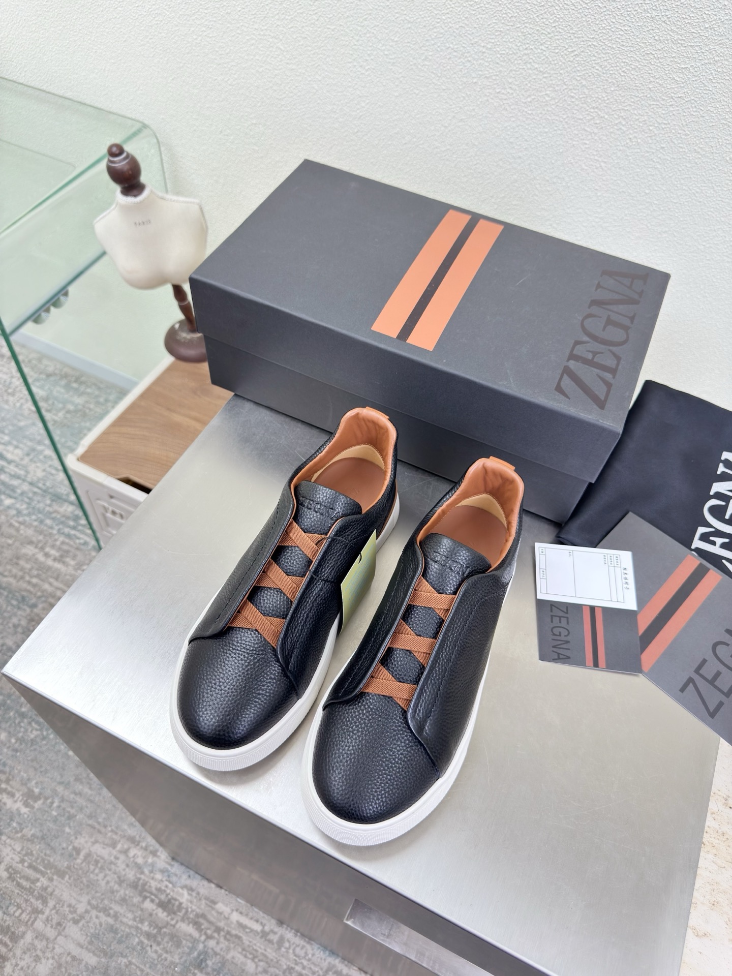 NO:758332,ZEGNA Classic men's casual shoes Black and brown Zegna outsole hand-stitched Pursuing excellence in details Zegna is for successful people, business elites, and men who have a certain pursuit of fashion. They do not necessarily pursue big-name logos, but they must be of high quality and classic style. Zegna's clothes are usually not too ostentatious, but you can feel the self-evident sense of high-end when you wear them. The design lines are very stylish, simple and pure tones, original molding, comfortable and popular on the street  —————————————————————— Logo Technology Leading the cutting edge Fabric Calfskin Lining Lambskin Original molded outsole Size 39 40 41 42 43 44 45 46 47 (order 45 46 47) Comes with a full set of packaging, casual shoes/sports shoes, zegna, sneakers, cowhide, sheepskin19860909ZEGNA 杰尼亚 经典男士休闲鞋 黑棕杰尼亚  大底手工串线 追求卓越细节  杰尼亚为成功人士、商界精英,还有就是对时尚有一定追求的男性.他们不一定追求大牌的logo,但一定要品质上乘,风格经典.杰尼亚的衣服通常不会太张扬,但穿上身就能感受到那种不言而喻的高级感. 设计的线条 很有格调 简单纯粹得色调 原版开模 舒适炸街 ———————————————————— logo 工艺 引领前沿 面料 小牛皮 内里 小羊皮 原版成型大底    码数39 40 41 42 43 44 45 46 47（45 46 47 订） 配全套包装,休闲鞋/运动鞋,zegna,sneakers,cowhide,sheepskin,Women's Shoes