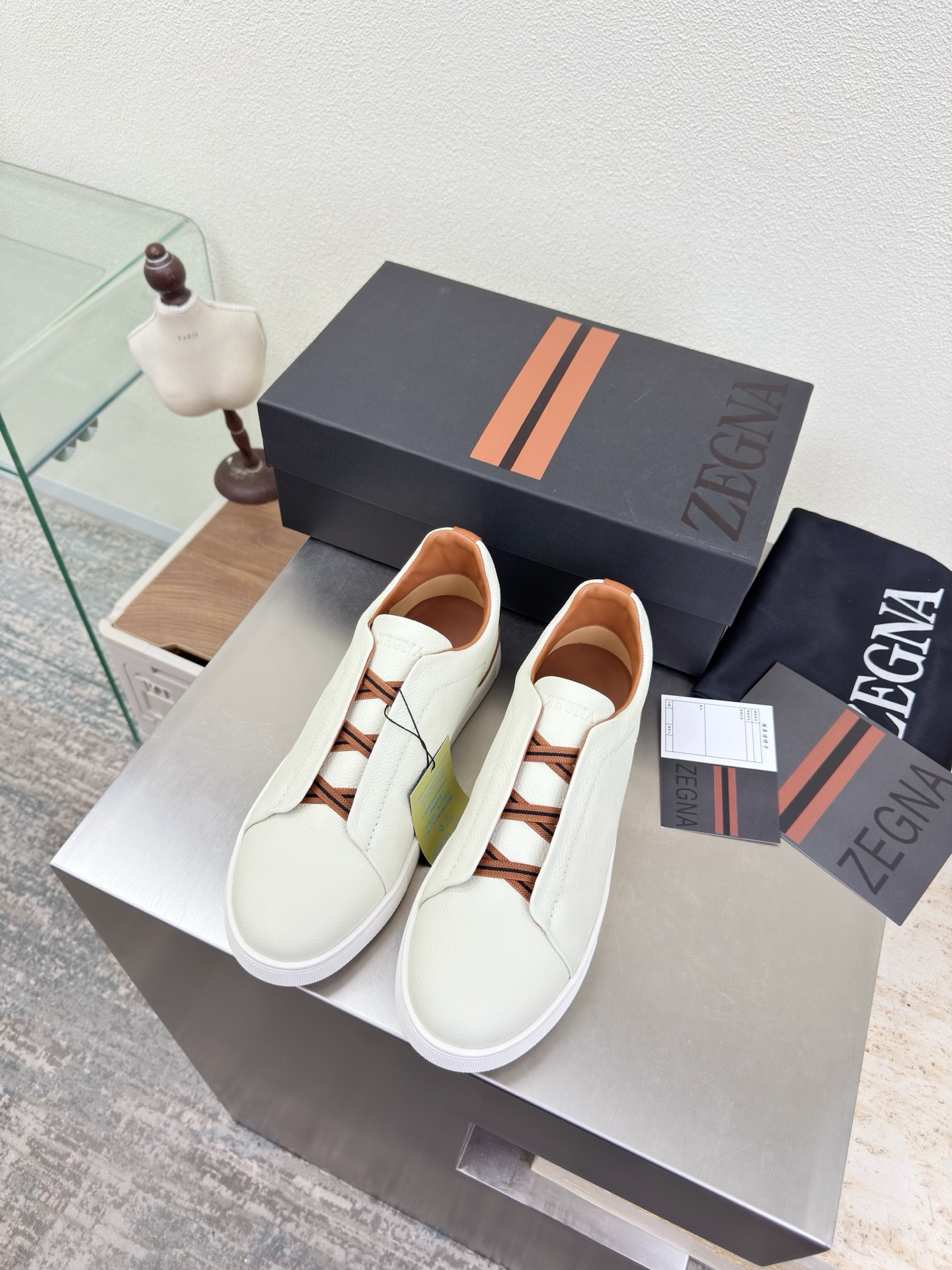 NO:758352,ZEGNA Classic Men's Casual Shoes White Brown Zegna Outsole Handmade Stitching Pursuit of Excellent Details Zegna is for successful people, business elites, and men who have a certain pursuit of fashion. They do not necessarily pursue big-name logos, but they must be of high quality and classic style. Zegna's clothes are usually not too ostentatious, but you can feel the self-evident sense of high-end when you put them on. The design lines are very stylish, simple and pure tones, original molding, comfortable and popular on the street  —————————————————————— Logo Technology Leading the cutting edge Fabric Calfskin Lining Lambskin Original molded outsole Size 39 40 41 42 43 44 45 46 47 (order 45 46 47) Comes with a full set of packaging, casual shoes/sports shoes, zegna, sneakers, cowhide, sheepskin19860909ZEGNA 杰尼亚 经典男士休闲鞋 白棕 杰尼亚  大底手工串线 追求卓越细节  杰尼亚为成功人士、商界精英,还有就是对时尚有一定追求的男性.他们不一定追求大牌的logo,但一定要品质上乘,风格经典.杰尼亚的衣服通常不会太张扬,但穿上身就能感受到那种不言而喻的高级感. 设计的线条 很有格调 简单纯粹得色调 原版开模 舒适炸街 ———————————————————— logo 工艺 引领前沿 面料 小牛皮 内里 小羊皮 原版成型大底    码数39 40 41 42 43 44 45 46 47（45 46 47 订） 配全套包装,休闲鞋/运动鞋,zegna,sneakers,cowhide,sheepskin,Women's Shoes