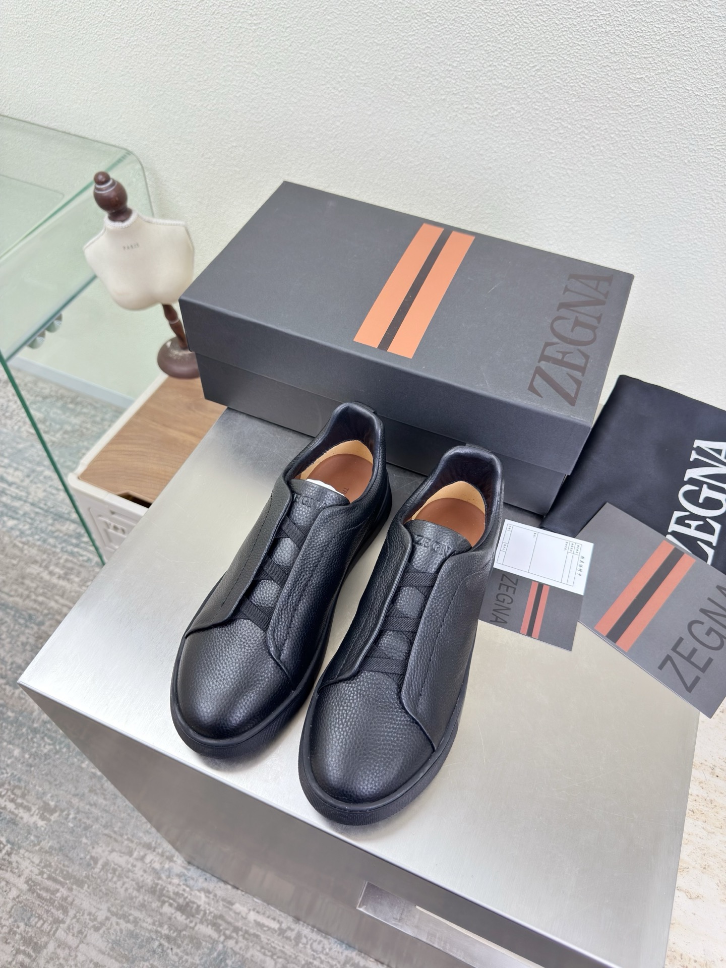 NO:758339,ZEGNA Classic Men's Casual Shoes Black Litchi Pattern Zegna Outsole Handmade Stitching Pursuit of Excellent Details Zegna is for successful people, business elites, and men who have a certain pursuit of fashion. They do not necessarily pursue big-name logos, but must be of high quality and classic style. Zegna's clothes are usually not too ostentatious, but you can feel the self-evident sense of high-end when you wear them. The design lines are very stylish, simple and pure tones, original molding, comfortable and popular on the street  —————————————————————— Logo Technology Leading the cutting edge Fabric Calfskin Lining Lambskin Original molded outsole Size 39 40 41 42 43 44 45 46 47 (order 45 46 47) Comes with a full set of packaging, casual shoes/sports shoes, zegna, sneakers, cowhide, sheepskin19860909ZEGNA 杰尼亚 经典男士休闲鞋 黑色 荔枝纹 杰尼亚  大底手工串线 追求卓越细节  杰尼亚为成功人士、商界精英,还有就是对时尚有一定追求的男性.他们不一定追求大牌的logo,但一定要品质上乘,风格经典.杰尼亚的衣服通常不会太张扬,但穿上身就能感受到那种不言而喻的高级感. 设计的线条 很有格调 简单纯粹得色调 原版开模 舒适炸街 ———————————————————— logo 工艺 引领前沿 面料 小牛皮 内里 小羊皮 原版成型大底    码数39 40 41 42 43 44 45 46 47（45 46 47 订） 配全套包装,休闲鞋/运动鞋,zegna,sneakers,cowhide,sheepskin,Women's Shoes