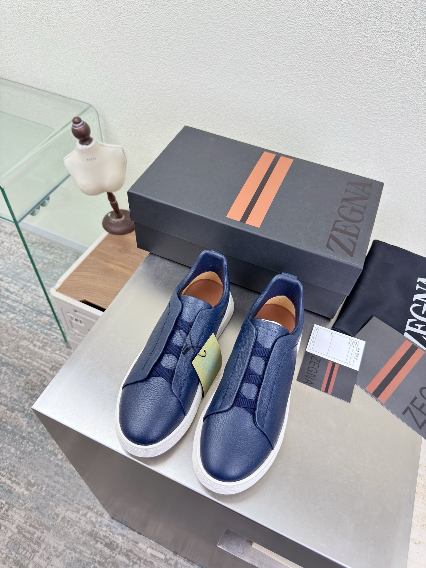 NO:758346,ZEGNA Classic Men's Casual Shoes Blue Litchi Pattern Zegna Outsole Handmade Stitching Pursuit of Excellent Details Zegna is for successful people, business elites, and men who have a certain pursuit of fashion. They do not necessarily pursue big-name logos, but they must be of high quality and classic style. Zegna's clothes are usually not too ostentatious, but you can feel the self-evident sense of high-end when you wear them. The design lines are very stylish, simple and pure tones, original molding, comfortable and popular on the street  —————————————————————— Logo Technology Leading the cutting edge Fabric Calfskin Lining Lambskin Original molded outsole Size 39 40 41 42 43 44 45 46 47 (order 45 46 47) Comes with a full set of packaging, casual shoes/sports shoes, zegna, sneakers, cowhide, sheepskin19860909ZEGNA 杰尼亚 经典男士休闲鞋 蓝色荔枝纹 杰尼亚  大底手工串线 追求卓越细节  杰尼亚为成功人士、商界精英,还有就是对时尚有一定追求的男性.他们不一定追求大牌的logo,但一定要品质上乘,风格经典.杰尼亚的衣服通常不会太张扬,但穿上身就能感受到那种不言而喻的高级感. 设计的线条 很有格调 简单纯粹得色调 原版开模 舒适炸街 ———————————————————— logo 工艺 引领前沿 面料 小牛皮 内里 小羊皮 原版成型大底    码数39 40 41 42 43 44 45 46 47（45 46 47 订） 配全套包装,休闲鞋/运动鞋,zegna,sneakers,cowhide,sheepskin,Women's Shoes