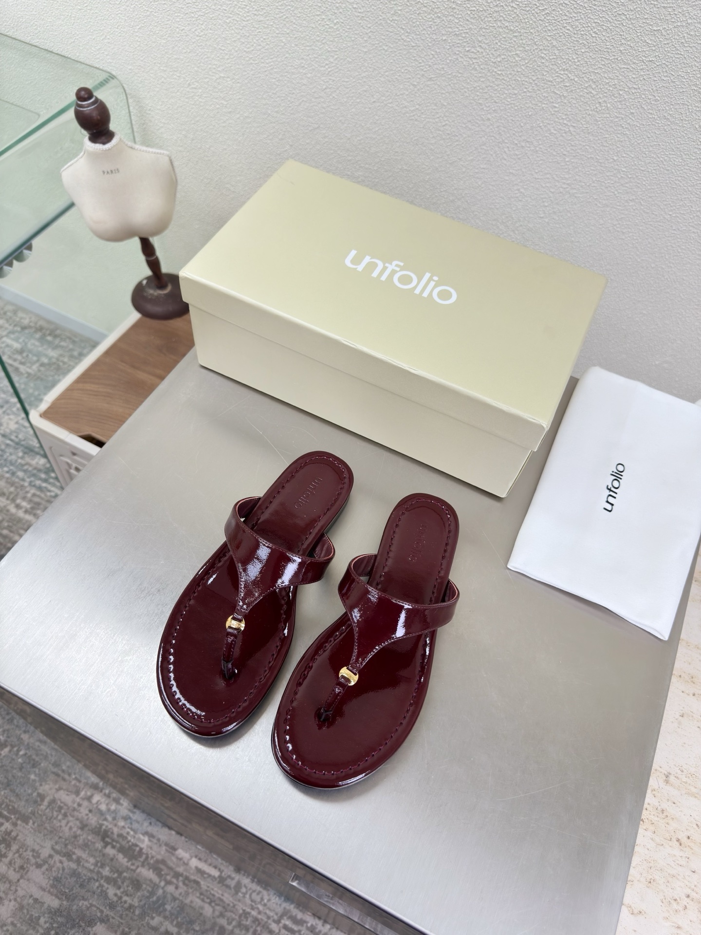 NO:758354,unfolio high-quality flip-flops, midsole stitching technology, unfolio high-quality hardware fasteners, flip-flops, niche designer 25 new launch conference, burgundy fabric, sheep suede, comfortable sheepskin lining, original recyclable material, waist-cinching streamlined rubber outsole, size 35 36 37 38 39 40 41 (40 41 customized) original packaging, split-toe shoes, slippers, sheepskin19860909unfolio 精品夹趾拖鞋 中底车线工艺 unfolio精品 五金扣件 夹趾拖鞋 小众设计师25发布会新款 酒红色 面料选用 羊反绒皮 内里舒适羊皮里 原版可回收材质收腰流线型橡胶大底 码数 35 36 37 38 39 40 41（40 41定制） 原版包装,分趾鞋,slippers,sheepskin,Women's Shoes