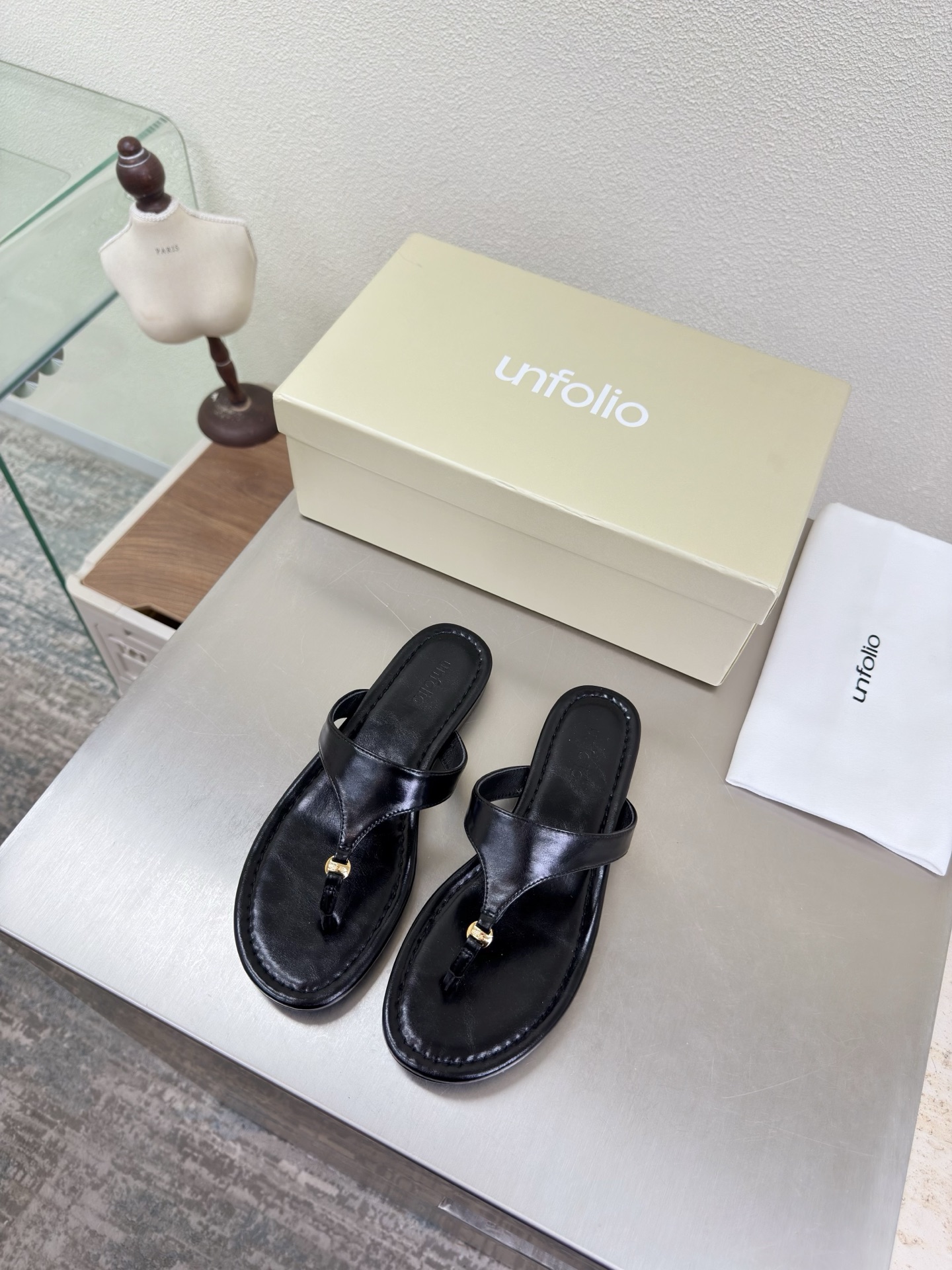 NO:758370,unfolio high-quality flip-flops, midsole stitching technology, unfolio high-quality hardware fasteners, flip-flops, niche designer 25 new launch conference, black, fabric selection, sheep suede leather, comfortable sheepskin lining, original recyclable material, waistline, streamlined rubber outsole, size 35 36 37 38 39 40 41 (customized for 40 41) original packaging, split-toe shoes, slippers, sheepskin19860909unfolio 精品夹趾拖鞋 中底车线工艺 unfolio精品 五金扣件 夹趾拖鞋 小众设计师25发布会新款 黑色 面料选用 羊反绒皮 内里舒适羊皮里 原版可回收材质收腰流线型橡胶大底 码数 35 36 37 38 39 40 41（40 41定制） 原版包装,分趾鞋,slippers,sheepskin,Women's Shoes