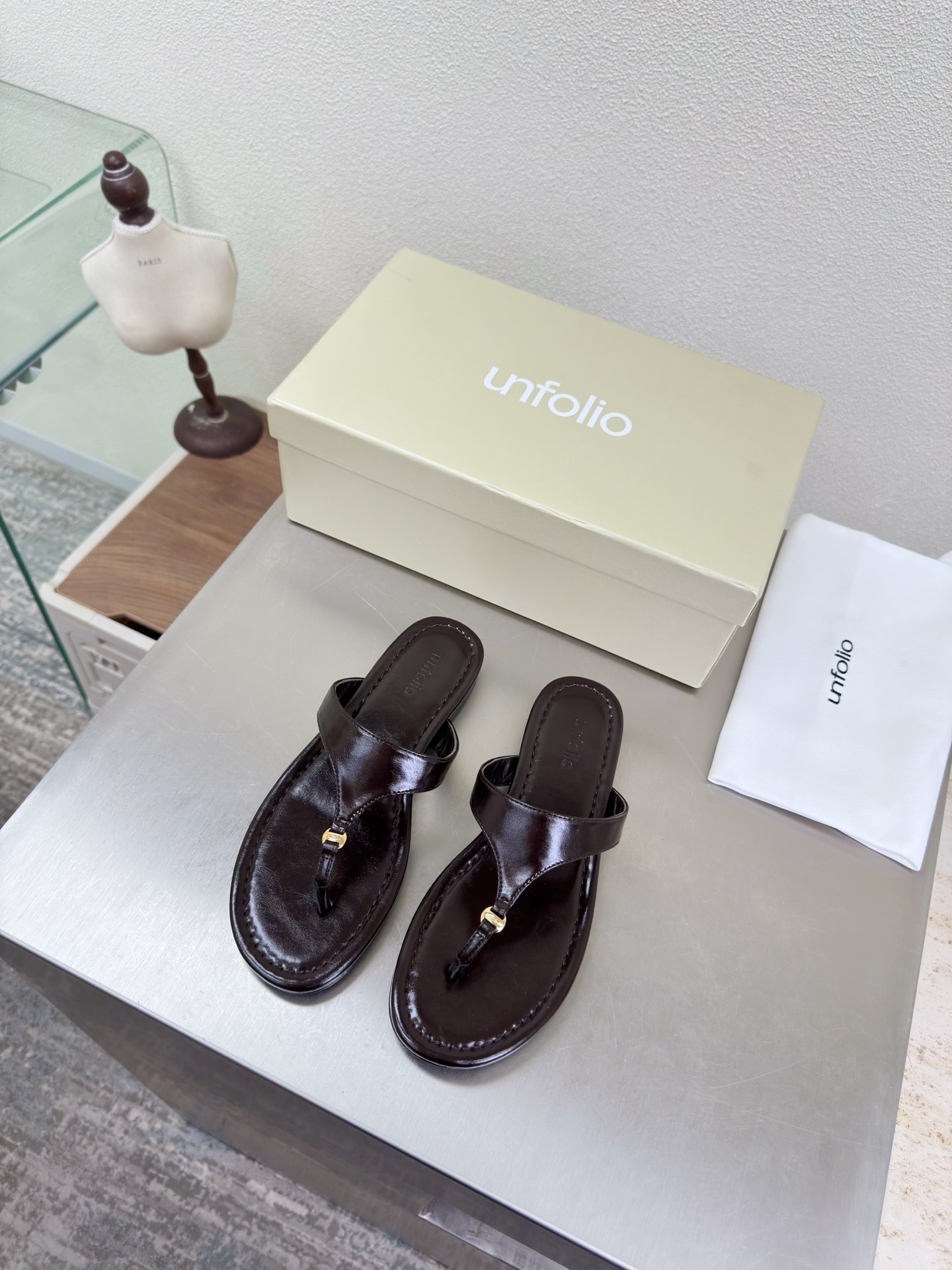 NO:758362,unfolio high-quality flip-flops, midsole stitching technology, unfolio high-quality hardware fasteners, flip-flops, niche designer 25 new launch conference, brown, fabric selection, sheep suede, comfortable sheepskin lining, original recyclable material, waist-cinching streamlined rubber outsole, size 35 36 37 38 39 40 41 (customized for 40 41) original packaging, split-toe shoes, slippers, sheepskin19860909unfolio 精品夹趾拖鞋 中底车线工艺 unfolio精品 五金扣件 夹趾拖鞋 小众设计师25发布会新款 咖啡色 面料选用 羊反绒皮 内里舒适羊皮里 原版可回收材质收腰流线型橡胶大底 码数 35 36 37 38 39 40 41（40 41定制） 原版包装,分趾鞋,slippers,sheepskin,Women's Shoes