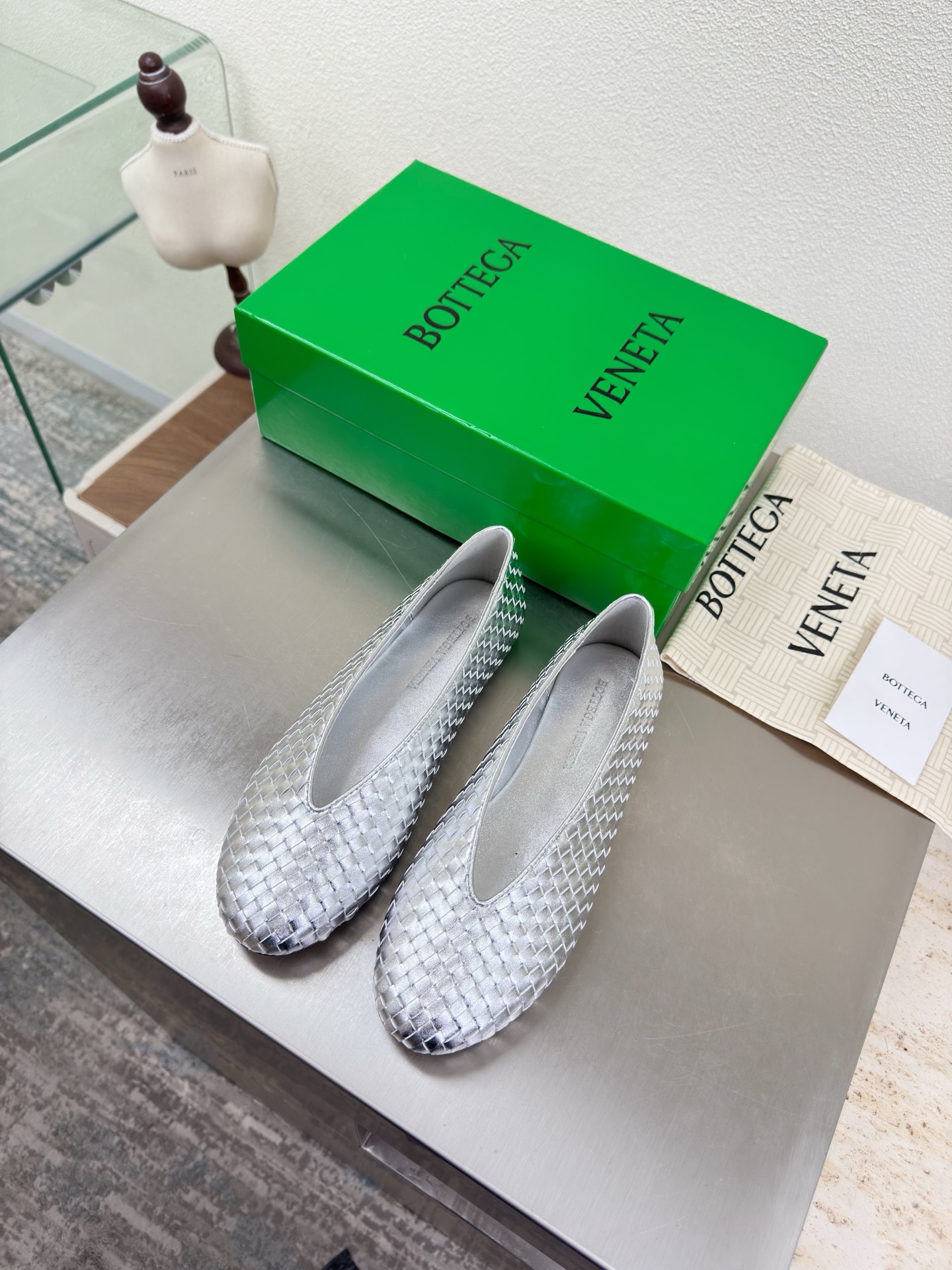 NO:759468,Hand-woven BV Rosa ballet shoes 3mm & 6mm Comfortable Soft Shoes Series Silver Flat design Soft and comfortable Built-in feet Cloud-like comfort Hand-woven lace Inlaid shoe collar Super soft and comfortable This classic style is simply bv’s latest ceiling Colorful and versatile Hand-woven MM strips Collar piping process Hand-woven High-end comfort Fabric Hand-woven Lambskin lining is comfortable and high-end The outsole is made of Italian leather outsole & injection molded rubber technology  Use light dyeing process, benchmark and version, use original packaging, shoe bags use rubber logo printing process, the highest end in the market, use hot melt glue to shape the toe and heel, easy to rebound and not deform, use Italian computer sewing machine for upper stitching, fine workmanship, use original packaging, treat customers sincerely 35 36 37 38 39 40 41 42 (40 41 42 customized), ballet shoes, bottega  veneta,sheepskin,leather soles19860909手工编织 BV Rosa 芭蕾舞鞋 3毫米&6毫米 舒适 柔软 单鞋系列 银色 平底设计 柔软舒适 内置垫脚 云朵般舒适 手工编织花边 镶嵌鞋口 超级柔软舒适  这款经典款 简直bv最新天花板啦 彩色百搭  手工编织 毫米抽条 鞋口滚边工艺  手工编织而成 高档舒适 面料 手工编织而成  垫脚羊皮内里舒适高端 大底选用意大利真皮大底&注塑橡胶工艺 运用轻染工艺 对标对版 选用原版包装 鞋子布袋采用印胶logo工艺 市场最高端 采用热熔胶定型鞋头 后跟 易回弹不变形  鞋面车线选用意大利电脑针车 做工精细 选用原版包装 真心对待客人 35 36 37 38 39 40 41 42 （40 41 42 定制）,芭蕾舞鞋,bottega veneta,sheepskin,Leather soles,Women's Shoes