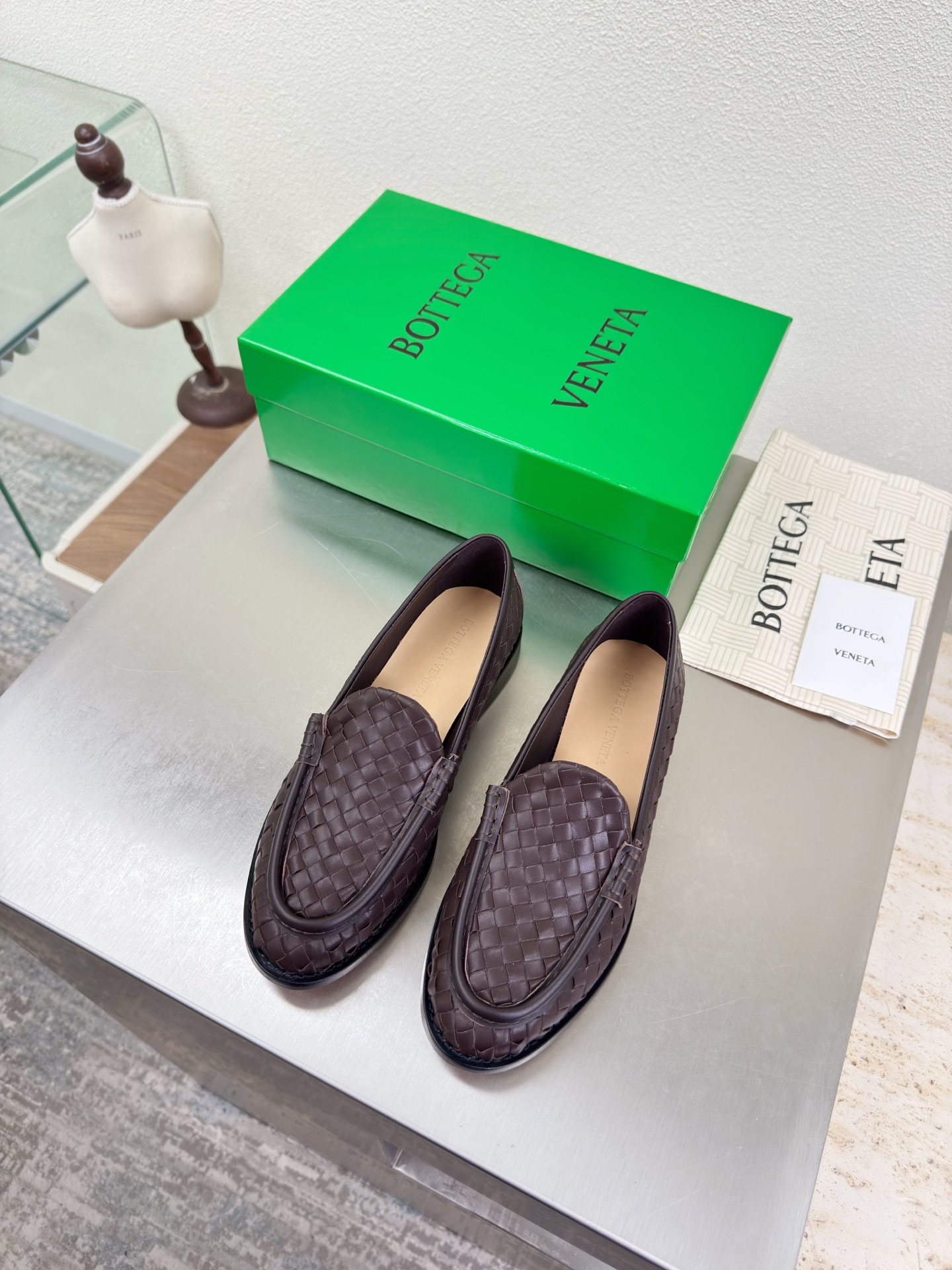 NO:905224,Silenzio loafers Loafers Genuine leather hand-woven BV Brown Cow grain Men's and women's models plus 30 This classic model is simply BV's latest ceiling Genuine leather Hand-woven Versatile Simple piece of leather with 8 mm strips Hand-woven High-end and comfortable The fabric is made of high-quality lambskin The padding sheepskin lining is comfortable and high-end The outsole is made of Italian genuine leather Use light dyeing technology to match the standard version Use the original packaging Shoe bags are printed with rubber logo technology  The most high-end product in the market. Hot melt glue is used to shape the toe and heel. It is easy to rebound and does not deform. Italian computer needle machines are used for the upper stitching. Fine workmanship. Original packaging. Three-in-one box. Treat customers sincerely. Women's model 35 36 37 38 39 40 Men's model 38 39 40 41 42 43 44 45 (Male 38 45 customized 46 size 20  47 size 30), loafers, bottega veneta, loafers, sheepskin, Leather soles19860909Silenzio乐福鞋 乐福鞋 真皮手工编织 BV 咖啡色 牛纹 男女款男款加30 这款经典款 简直bv最新天花板啦 真皮 手工编织 百搭  简约一块皮8 毫米抽条  手工编织而成 高档舒适 面料选用优质小羊皮 垫脚羊皮内里舒适高端 大底选用意大利真皮大底 运用轻染工艺 对标对版 选用原版包装 鞋子布袋采用印胶logo工艺 市场最高端 采用热熔胶定型鞋头 后跟 易回弹不变形  鞋面车线选用意大利电脑针车 做工精细 选用原版包装 三合一盒子 真心对待客人 女款 35 36 37 38 39 40   男款 38 39 40 41 42 43 44 45 （男38 45定制46码20 47码30）,乐福鞋,bottega veneta,loafers,sheepskin,Leather soles,Women's Shoes