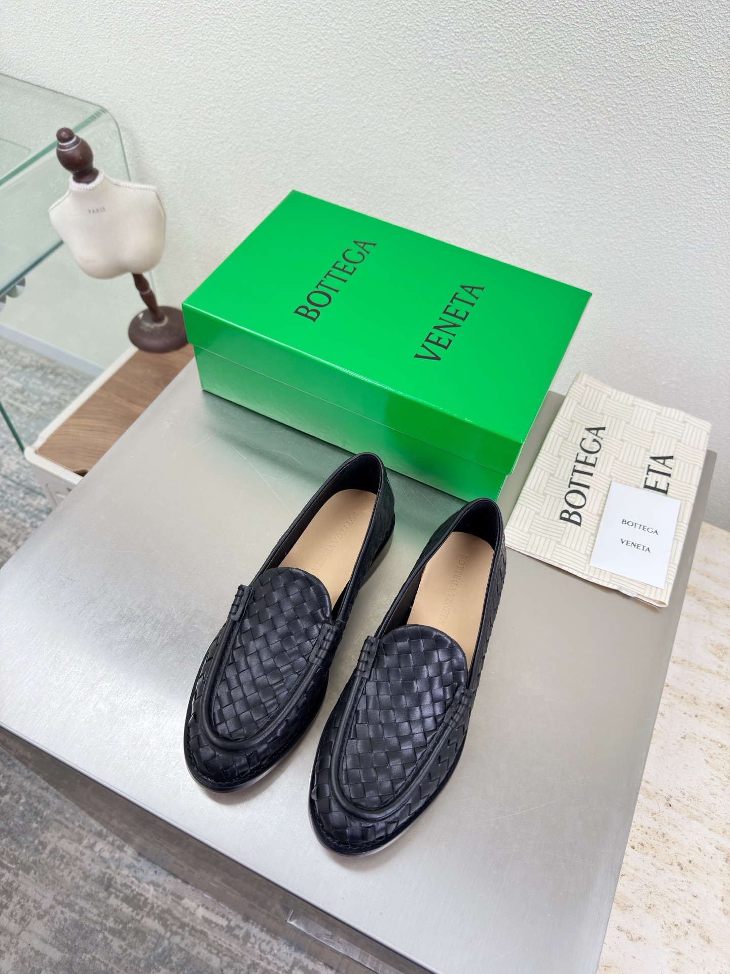 NO:905233,Silenzio Loafers Loafers Genuine leather hand-woven BV black cow pattern Men's and women's models plus 30 This classic model is simply BV's latest ceiling Genuine leather Hand-woven Versatile Simple piece of leather with 8 mm strips Hand-woven High-end and comfortable The fabric is made of high-quality lambskin The padding sheepskin lining is comfortable and high-end The outsole is made of Italian genuine leather Use light dyeing technology to match the standard version Use the original packaging Shoe bags are printed with rubber logo technology  The most high-end product in the market. Hot melt glue is used to shape the toe and heel. It is easy to rebound and does not deform. Italian computer needle machines are used for the upper stitching. Fine workmanship. Original packaging. Three-in-one box. Treat customers sincerely. Women's model 35 36 37 38 39 40 Men's model 38 39 40 41 42 43 44 45 (Male 38 45 customized 46 size 20  47 size 30), loafers, bottega veneta, loafers, sheepskin, Leather soles19860909Silenzio乐福鞋 乐福鞋 真皮手工编织 BV 黑色 牛纹 男女款男款加30 这款经典款 简直bv最新天花板啦 真皮 手工编织 百搭  简约一块皮8 毫米抽条  手工编织而成 高档舒适 面料选用优质小羊皮 垫脚羊皮内里舒适高端 大底选用意大利真皮大底 运用轻染工艺 对标对版 选用原版包装 鞋子布袋采用印胶logo工艺 市场最高端 采用热熔胶定型鞋头 后跟 易回弹不变形  鞋面车线选用意大利电脑针车 做工精细 选用原版包装 三合一盒子 真心对待客人 女款 35 36 37 38 39 40   男款 38 39 40 41 42 43 44 45 （男38 45定制46码20 47码30）,乐福鞋,bottega veneta,loafers,sheepskin,Leather soles,Women's Shoes