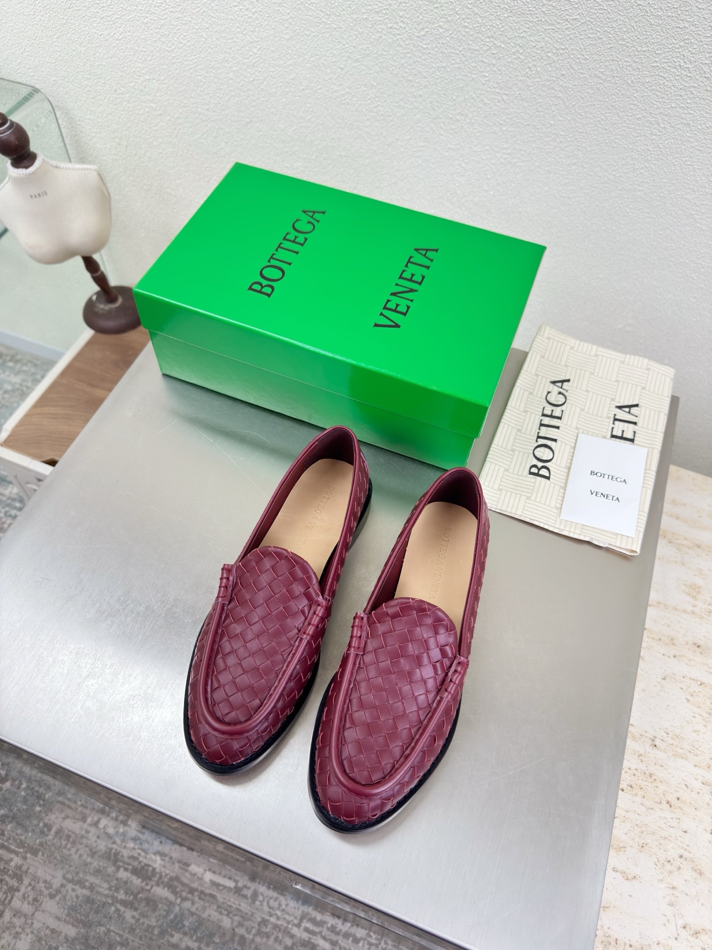 NO:905242,Silenzio loafers Loafers Genuine leather hand-woven BV Burgundy cow pattern Men's and women's models plus 30 This classic model is simply BV's latest ceiling Genuine leather Hand-woven Versatile Simple piece of leather with 8 mm strips Hand-woven high-end and comfortable The fabric is made of high-quality lambskin The padding sheepskin lining is comfortable and high-end The outsole is made of Italian genuine leather Use light dyeing technology to match the standard version Use the original packaging Shoe bags are printed with rubber logo technology  The most high-end product in the market. Hot melt glue is used to shape the toe and heel. It is easy to rebound and does not deform. Italian computer sewing machine is used for the upper stitching. Fine workmanship. Original packaging. Three-in-one box. Treat customers sincerely. Women's model 35 36 37 38 39 40 Men's model 38 39 40 41 42 43 44 45 (Male 38 45 customized 46 size 20  47 size 30), loafers, bottega veneta, loafers, sheepskin, Leather soles19860909Silenzio乐福鞋 乐福鞋 真皮手工编织 BV 酒红 牛纹 男女款男款加30 这款经典款 简直bv最新天花板啦 真皮 手工编织 百搭  简约一块皮8 毫米抽条  手工编织而成 高档舒适 面料选用优质小羊皮 垫脚羊皮内里舒适高端 大底选用意大利真皮大底 运用轻染工艺 对标对版 选用原版包装 鞋子布袋采用印胶logo工艺 市场最高端 采用热熔胶定型鞋头 后跟 易回弹不变形  鞋面车线选用意大利电脑针车 做工精细 选用原版包装 三合一盒子 真心对待客人 女款 35 36 37 38 39 40  男款 38 39 40 41 42 43 44 45 （男38 45定制46码20 47码30）,乐福鞋,bottega veneta,loafers,sheepskin,Leather soles,Women's Shoes