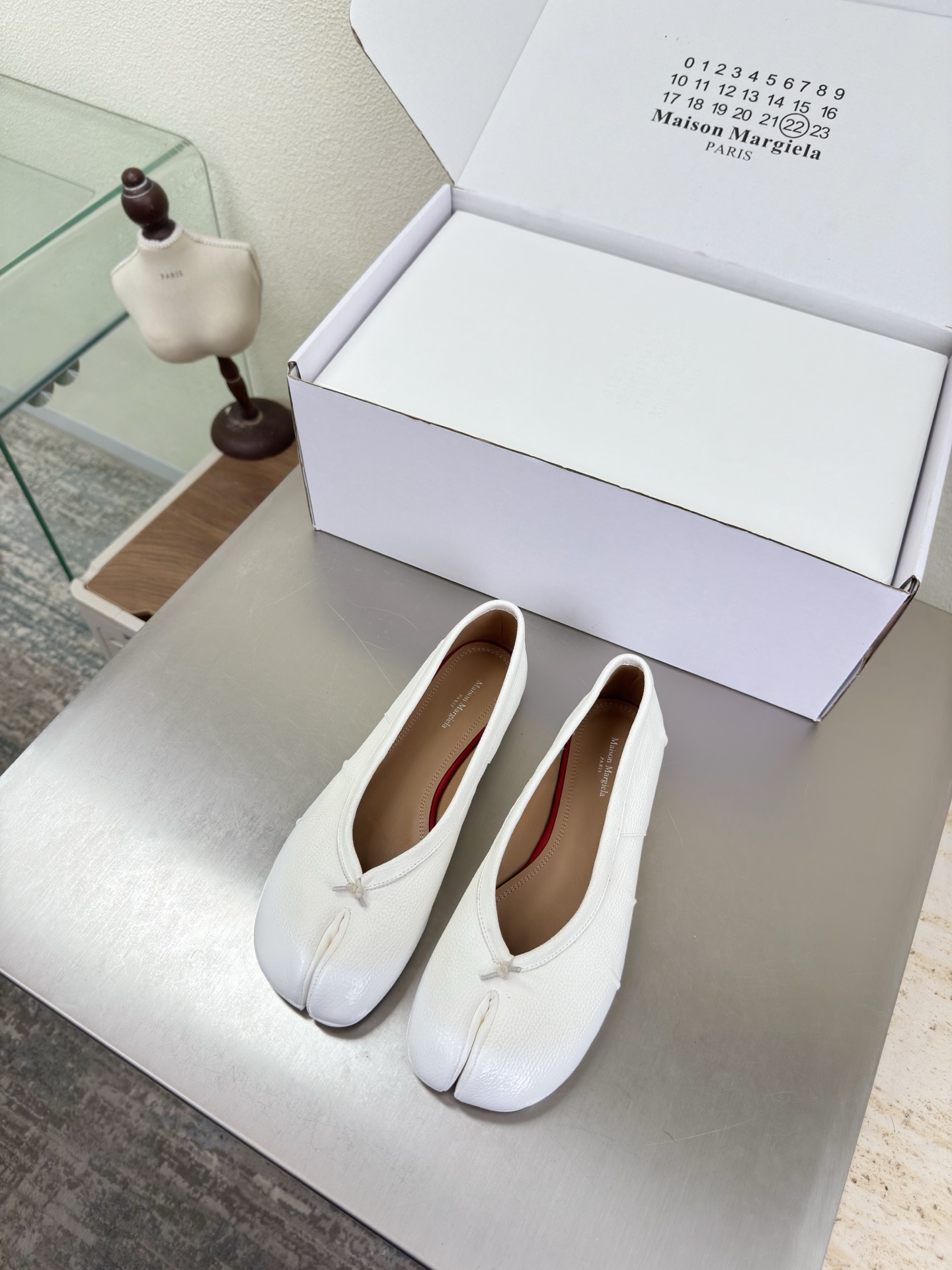 NO:787951,Year of the Horse Little Red Shoes Flat 1cm Same as the Original Leather Outsole White Pure White Lacquer Foot Pads Lambskin MaisonMargiela MaisonMargiela MM6 is coming!  It smells so good. It has a beautiful and colorful girly feel!   A fashion item not to be missed. Simple and stylish beauty. A must-have item. Fashionable age-reducing artifact. Casual and honest feeling. Simple and advanced design. Incorporates the unique logo of MM6. Suitable for daily life. Leisure and vacation. Versatile. Really comfortable. Original consistent and comfortable genuine leather outsole. Split design. Original consistent material. Standard original order. Please look for our high-quality goods. 35 36 37 38 39 40 41 (40)  41 Customized), split-toe shoes, masion margiela, masion margiela, sheepskin, Leather soles19860909马年 小红鞋 平底 1cm 原版一致 真皮大底 白色 纯白色淋漆 垫脚 小羊皮 MaisonMargiela 马吉拉 MM6 火爆来袭！太香了  靓丽多彩少女感扑面而来！  不容错过的时尚单品 简单又有格调的美 跑量扛把子  必入单品 时尚减龄神器 随性率真的感脚 简单高级的设计 融入MM6独有的标志 同时满足日常 休闲渡假 百搭 真心巴适 原版一致舒适真皮大底 分体设计  原版一致材料 对标原单 请认准咱家高货 35 36 37 38 39 40 41（40 41 定制）,分趾鞋,masion margiela,masion margiela,sheepskin,Leather soles,Women's Shoes