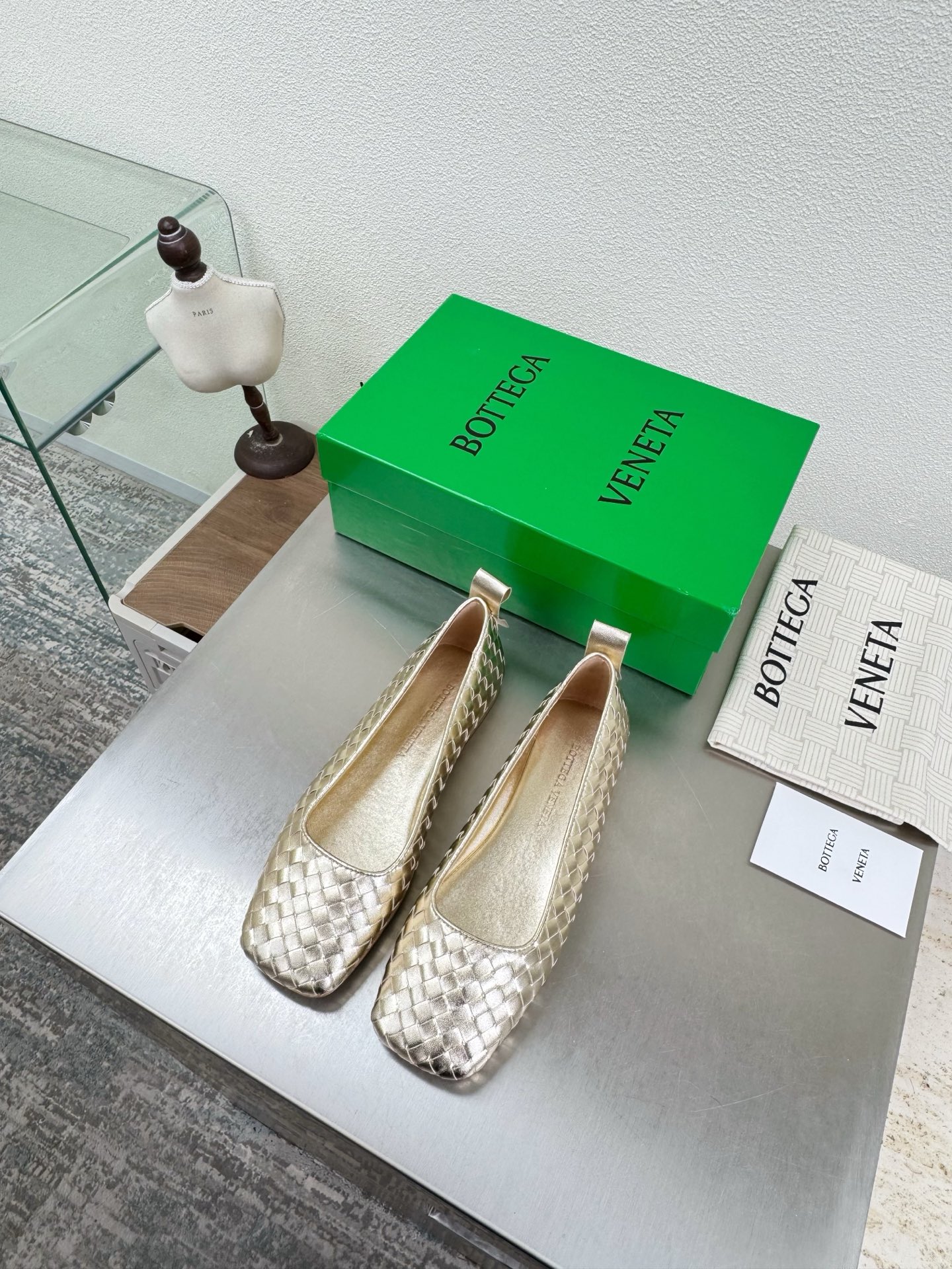 NO:787935,Women's Charlotte ballet shoes, light gold, high-end sole shoes, craftsmanship, hand-woven BV, this classic style, simply BV's latest ceiling, genuine leather, hand-woven, versatile, simple piece of leather with 8 mm strips, hand-woven, high-end and comfortable. The fabric is made of high-quality lambskin. The foot-padding sheepskin lining is comfortable and high-end. The outsole is made of Italian genuine leather. It uses light dyeing technology. It is benchmarked and versioned. Original packaging is used. The shoe bag is printed with rubber logo technology. The most high-end in the market.  Hot melt glue is used to shape the toe and heel. It is easy to rebound and does not deform. Italian computer needle machines are used for the upper stitching. The workmanship is fine. Original packaging is used. Three-in-one box. Treat customers sincerely. Women's model 35 36 37 38 39 40 41 42 (40 41 42 customized), ballet shoes, bottega veneta, sheepskin, Leather soles19860909女士Charlotte芭蕾舞鞋 浅金色 高级 包底鞋 工艺 手工编织 BV 这款经典款 简直bv最新天花板啦 真皮 手工编织 百搭  简约一块皮8 毫米抽条  手工编织而成 高档舒适 面料选用优质小羊皮 垫脚羊皮内里舒适高端 大底选用意大利真皮大底 运用轻染工艺 对标对版 选用原版包装 鞋子布袋采用印胶logo工艺 市场最高端 采用热熔胶定型鞋头 后跟 易回弹不变形  鞋面车线选用意大利电脑针车 做工精细 选用原版包装 三合一盒子 真心对待客人 女款 35 36 37 38 39 40 41 42（40 41 42定制）,芭蕾舞鞋,bottega veneta,sheepskin,Leather soles,Women's Shoes