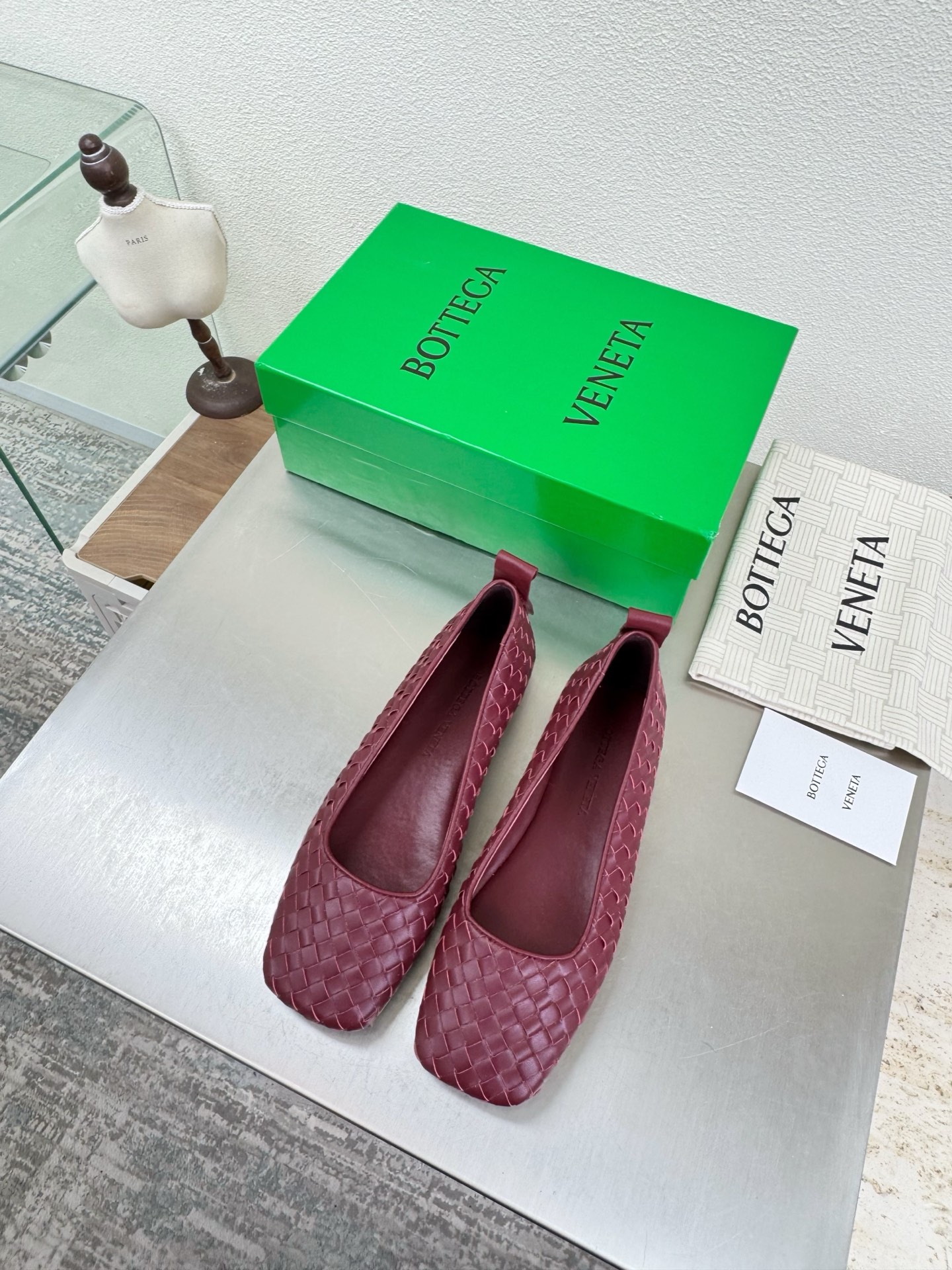 NO:787941,Women's Charlotte ballet shoes, burgundy, high-end bag-soled shoes, craftsmanship, hand-woven BV, this classic model, simply BV's latest ceiling, genuine leather, hand-woven, versatile, simple piece of leather with 8 mm strips, hand-woven, high-end and comfortable. The fabric is made of high-quality lambskin, and the foot-padding sheepskin lining is comfortable and high-end. The outsole is made of Italian genuine leather. It uses light dyeing technology. It is benchmarked and versioned. Original packaging is used. The shoe bag is printed with rubber logo technology. The most high-end in the market.  Hot melt glue is used to shape the toe and heel. It is easy to rebound and does not deform. Italian computer needle machines are used for the upper stitching. The workmanship is fine. Original packaging is used. Three-in-one box. Treat customers sincerely. Women's model 35 36 37 38 39 40 41 42 (40 41 42 customized), ballet shoes, bottega veneta, sheepskin, Leather soles19860909女士Charlotte芭蕾舞鞋 酒红色 高级 包底鞋 工艺 手工编织 BV 这款经典款 简直bv最新天花板啦 真皮 手工编织 百搭  简约一块皮8 毫米抽条  手工编织而成 高档舒适 面料选用优质小羊皮 垫脚羊皮内里舒适高端 大底选用意大利真皮大底 运用轻染工艺 对标对版 选用原版包装 鞋子布袋采用印胶logo工艺 市场最高端 采用热熔胶定型鞋头 后跟 易回弹不变形  鞋面车线选用意大利电脑针车 做工精细 选用原版包装 三合一盒子 真心对待客人 女款 35 36 37 38 39 40 41 42（40 41 42定制）,芭蕾舞鞋,bottega veneta,sheepskin,Leather soles,Women's Shoes