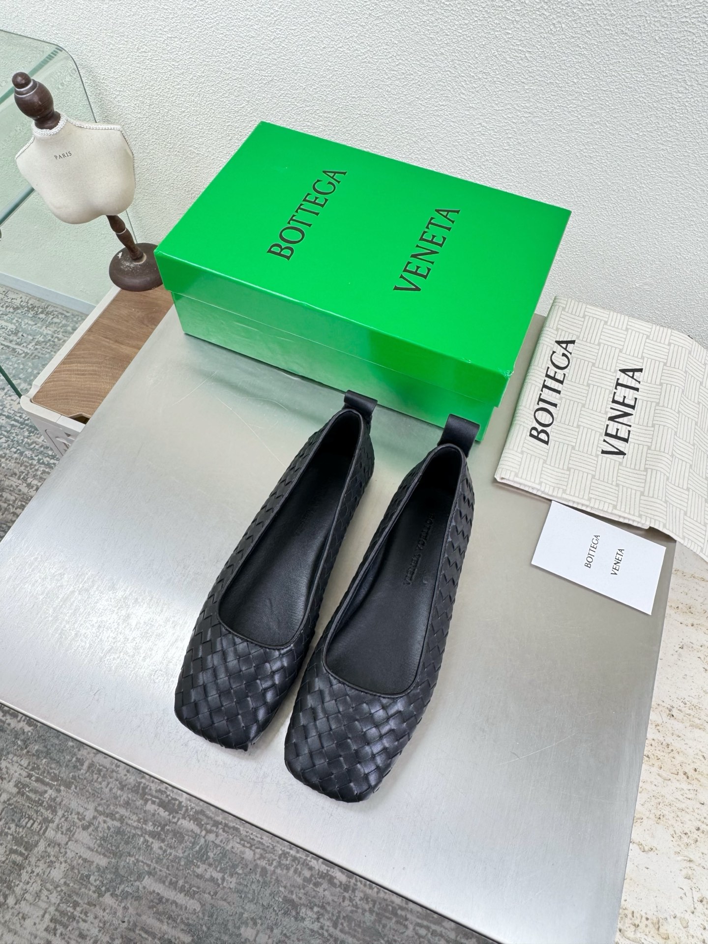 NO:787938,Women's Charlotte ballet shoes, black, high-end, bag-soled shoes, craftsmanship, hand-woven BV, this classic model, simply BV's latest ceiling, genuine leather, hand-woven, versatile, simple piece of leather with 8 mm strips, hand-woven, high-end and comfortable. The fabric is made of high-quality lambskin. The foot-padding sheepskin lining is comfortable and high-end. The outsole is made of Italian genuine leather. It uses light dyeing technology. It is benchmarked and versioned. Original packaging is used. The shoe bag is printed with rubber logo technology. The most high-end in the market.  Hot melt glue is used to shape the toe and heel. It is easy to rebound and does not deform. Italian computer needle machines are used for the upper stitching. The workmanship is fine. Original packaging is used. Three-in-one box. Treat customers sincerely. Women's model 35 36 37 38 39 40 41 42 (40 41 42 customized), ballet shoes, bottega veneta, sheepskin, Leather soles19860909女士Charlotte芭蕾舞鞋 黑色 高级 包底鞋 工艺 手工编织 BV 这款经典款 简直bv最新天花板啦 真皮 手工编织 百搭  简约一块皮8 毫米抽条  手工编织而成 高档舒适 面料选用优质小羊皮 垫脚羊皮内里舒适高端 大底选用意大利真皮大底 运用轻染工艺 对标对版 选用原版包装 鞋子布袋采用印胶logo工艺 市场最高端 采用热熔胶定型鞋头 后跟 易回弹不变形  鞋面车线选用意大利电脑针车 做工精细 选用原版包装 三合一盒子 真心对待客人 女款 35 36 37 38 39 40 41 42（40 41 42定制）,芭蕾舞鞋,bottega veneta,sheepskin,Leather soles,Women's Shoes