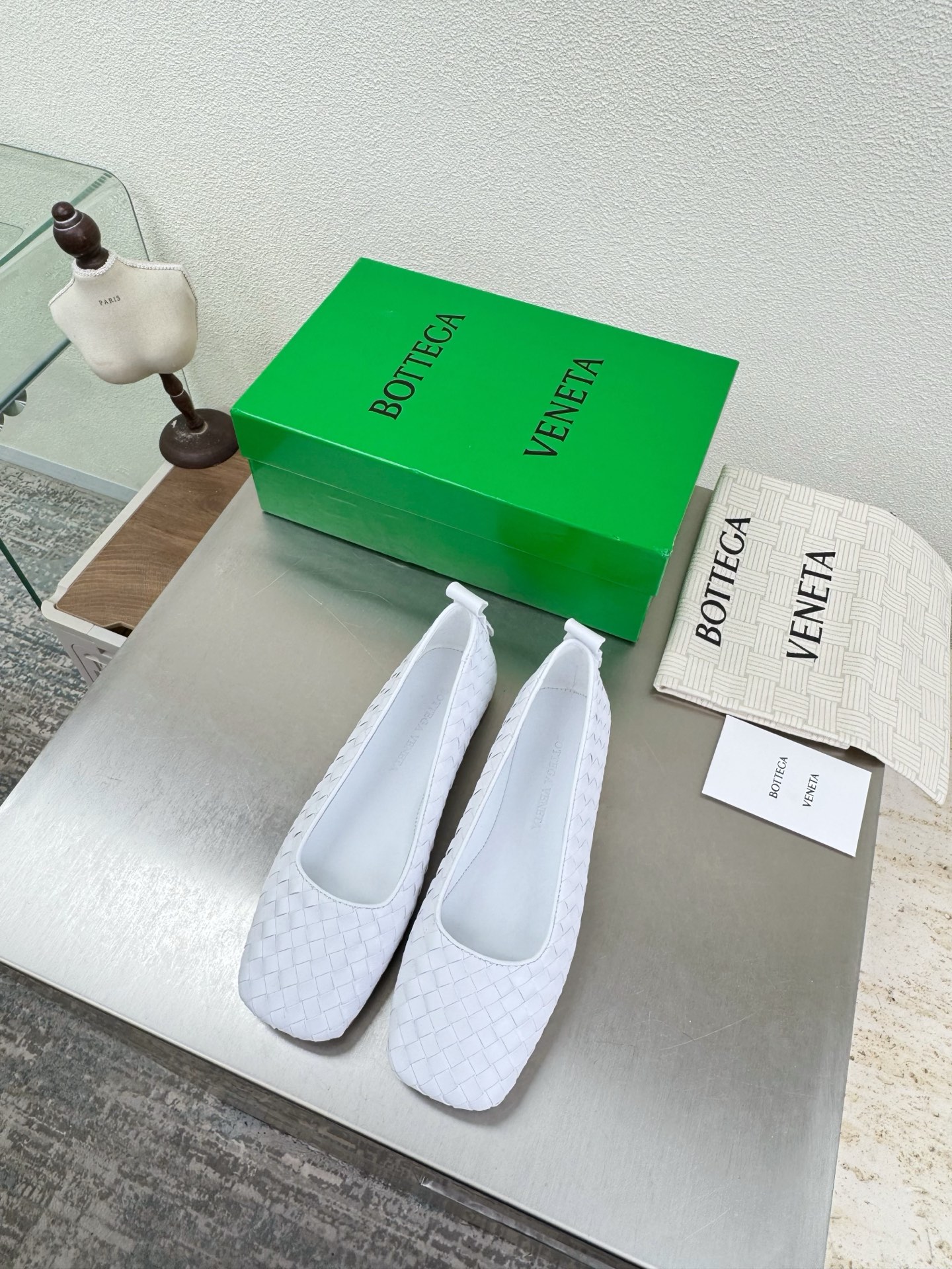 NO:787943,Women's Charlotte ballet shoes, alabaster white, high-end bag-soled shoes, craftsmanship, hand-woven BV, this classic style is simply BV's latest ceiling, genuine leather, hand-woven, versatile, simple piece of leather with 8 mm strips, hand-woven, high-end and comfortable. The fabric is made of high-quality lambskin.  Hot melt glue is used to shape the toe and heel. It is easy to rebound and does not deform. Italian computer needle machines are used for the upper stitching. The workmanship is fine. Original packaging is used. Three-in-one box. Treat customers sincerely. Women's model 35 36 37 38 39 40 41 42 (40 41 42 customized), ballet shoes, bottega veneta, sheepskin, Leather soles19860909女士Charlotte芭蕾舞鞋 雪花岩白 高级 包底鞋 工艺 手工编织 BV 这款经典款 简直bv最新天花板啦 真皮 手工编织 百搭  简约一块皮8 毫米抽条  手工编织而成 高档舒适 面料选用优质小羊皮 垫脚羊皮内里舒适高端 大底选用意大利真皮大底 运用轻染工艺 对标对版 选用原版包装 鞋子布袋采用印胶logo工艺 市场最高端 采用热熔胶定型鞋头 后跟 易回弹不变形  鞋面车线选用意大利电脑针车 做工精细 选用原版包装 三合一盒子 真心对待客人 女款 35 36 37 38 39 40 41 42（40 41 42定制）,芭蕾舞鞋,bottega veneta,sheepskin,Leather soles,Women's Shoes