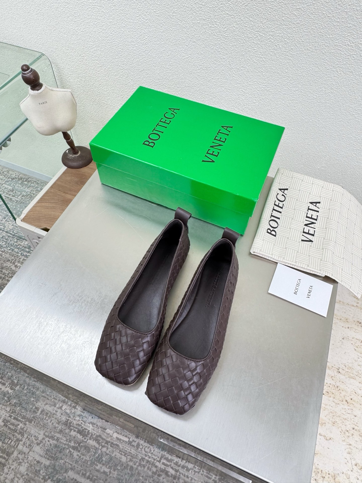 NO:787945,Women's Charlotte ballet shoes, coffee, Italian brown, high-end bag-soled shoes, craftsmanship, hand-woven BV, this classic model is simply BV's latest ceiling, genuine leather, hand-woven, versatile, simple piece of leather with 8 mm strips, hand-woven, high-end and comfortable. The fabric is made of high-quality lambskin. The foot-padding sheepskin lining is comfortable and high-end. The outsole is made of Italian genuine leather. It uses light dyeing technology. It is benchmarked and versioned. Original packaging is used. The shoe bag is printed with rubber logo technology. The most high-end in the market.  Hot melt glue is used to shape the toe and heel. It is easy to rebound and does not deform. Italian computer needle machines are used for the upper stitching. The workmanship is fine. Original packaging is used. Three-in-one box. Treat customers sincerely. Women's model 35 36 37 38 39 40 41 42 (40 41 42 customized), ballet shoes, bottega veneta, sheepskin, Leather soles19860909女士Charlotte芭蕾舞鞋 咖啡 意式棕 高级 包底鞋 工艺 手工编织 BV 这款经典款 简直bv最新天花板啦 真皮 手工编织 百搭  简约一块皮8 毫米抽条  手工编织而成 高档舒适 面料选用优质小羊皮 垫脚羊皮内里舒适高端 大底选用意大利真皮大底 运用轻染工艺 对标对版 选用原版包装 鞋子布袋采用印胶logo工艺 市场最高端 采用热熔胶定型鞋头 后跟 易回弹不变形  鞋面车线选用意大利电脑针车 做工精细 选用原版包装 三合一盒子 真心对待客人 女款 35 36 37 38 39 40 41 42（40 41 42定制）,芭蕾舞鞋,bottega veneta,sheepskin,Leather soles,Women's Shoes