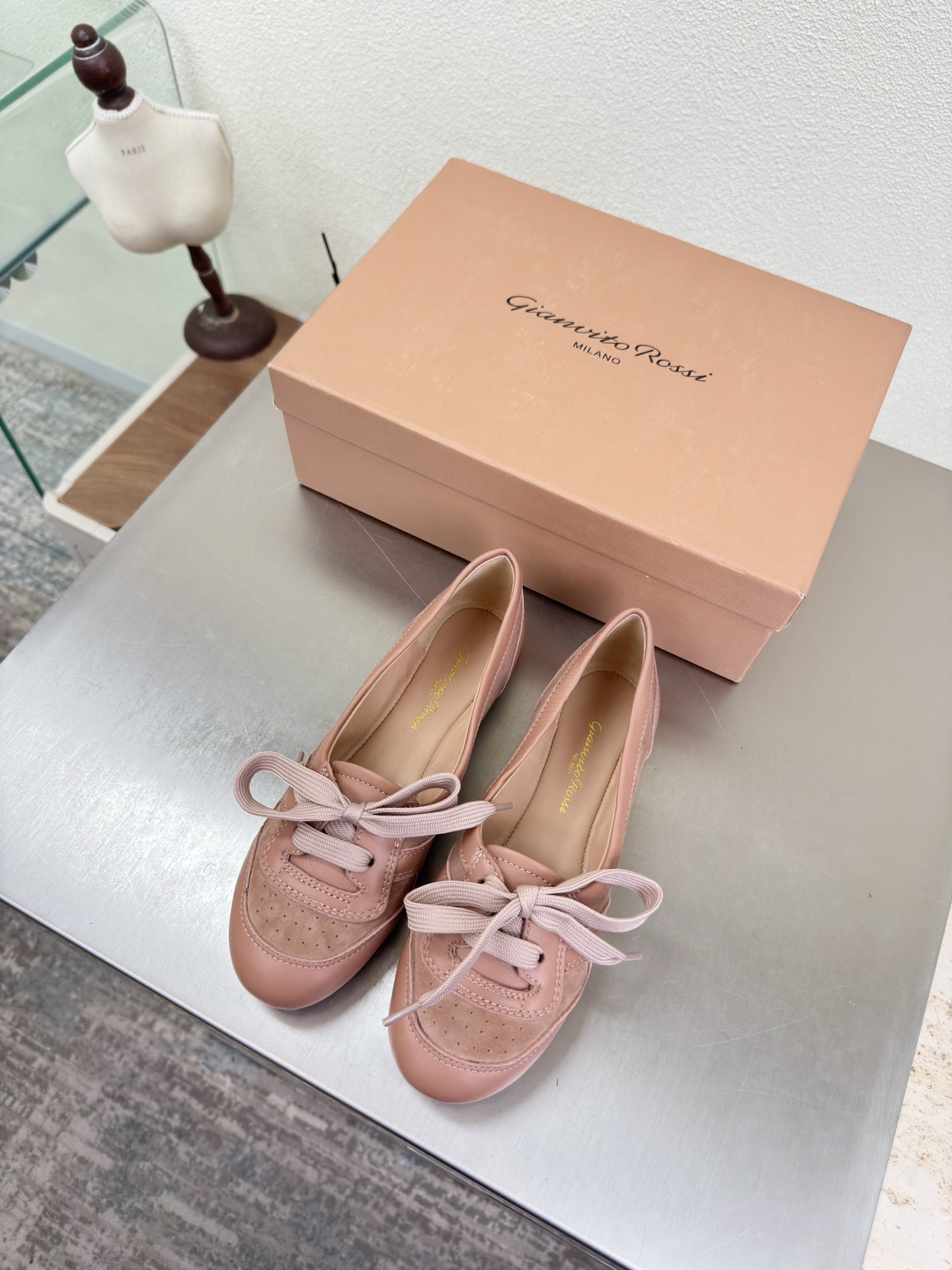NO:788053,Gianvito Rossi Straps Bun Shoes Flat Series Classic Pink Sheep Suede & Pink Lambskin A Super Versatile Item Fabric Sheep Suede Lining Made of lambskin Outsole Italian genuine leather Outsole Brand logo Decorated ballet shoes Size 34 35 36 37 38 39 40 41 42 (34 40 41 42  Customized), loafers, loafers, sheepskin, Leather soles19860909GianvitoRossi吉安维托罗西 绑带 包子鞋平底 系列经典 粉色羊反绒皮&粉色小羊皮 超级百搭的一款单品 面料 羊反绒皮 内里 选用小羊皮 大底意大利真皮大底  品牌logo 装饰芭蕾舞鞋 码数 34 35 36 37 38 39 40 41 42（34 40 41 42 定做）,乐福鞋,loafers,sheepskin,Leather soles,Women's Shoes