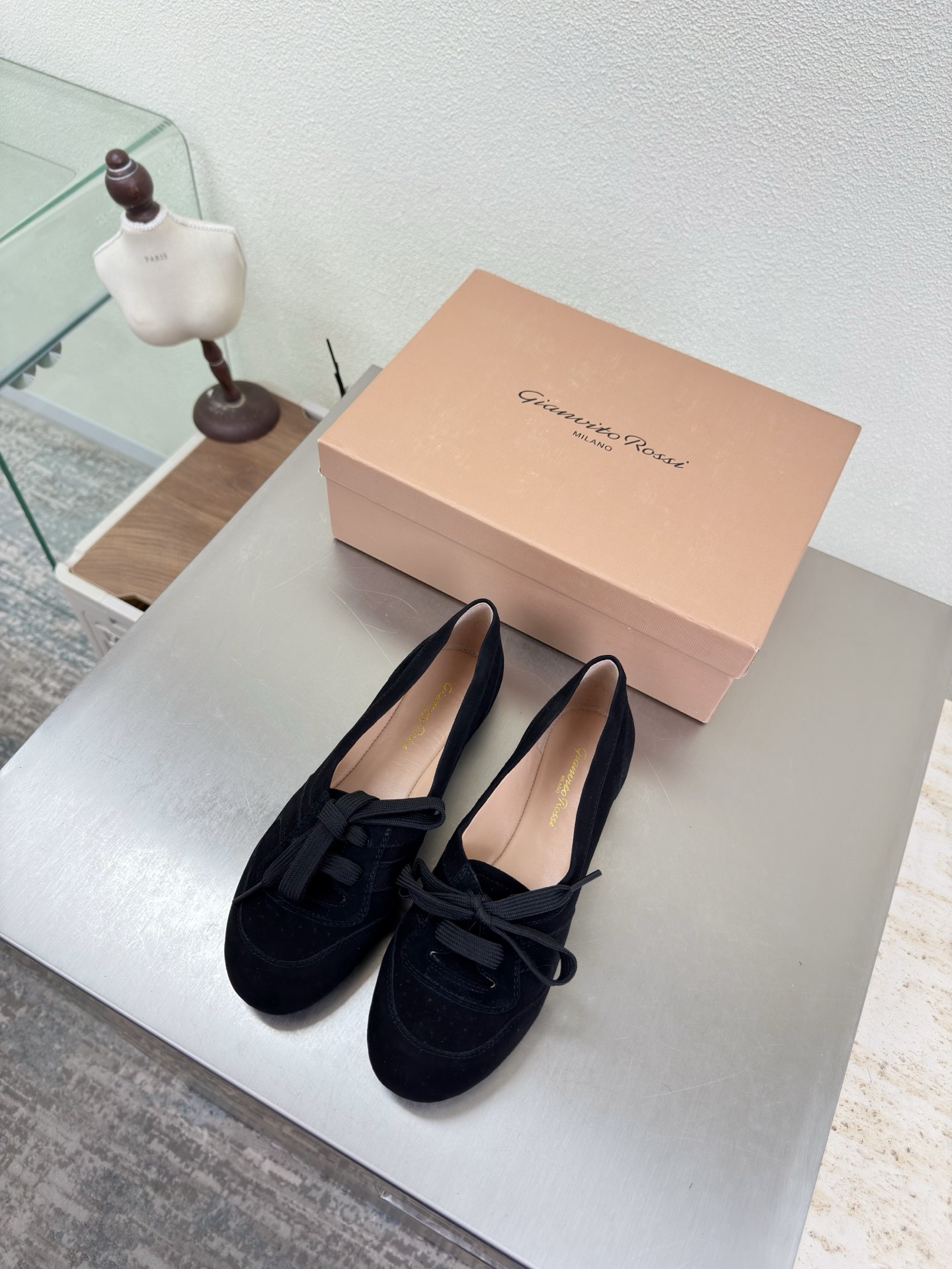 NO:788056,Gianvito Rossi Straps Bun Shoes Flat Series Classic Black Sheep Suede A Super Versatile Single Product Fabric Sheep Suede Leather Lining Made of lambskin Outsole Italian leather outsole Brand logo Decorated ballet shoes Size 34 35 36 37 38 39 40 41 42 (34 40 41 42  Customized), loafers, loafers, sheepskin, Leather soles19860909GianvitoRossi吉安维托罗西 绑带 包子鞋平底 系列经典 黑色羊反绒 超级百搭的一款单品 面料 羊反绒皮 内里 选用小羊皮 大底意大利真皮大底  品牌logo 装饰芭蕾舞鞋 码数 34 35 36 37 38 39 40 41 42（34 40 41 42 定做）,乐福鞋,loafers,sheepskin,Leather soles,Women's Shoes