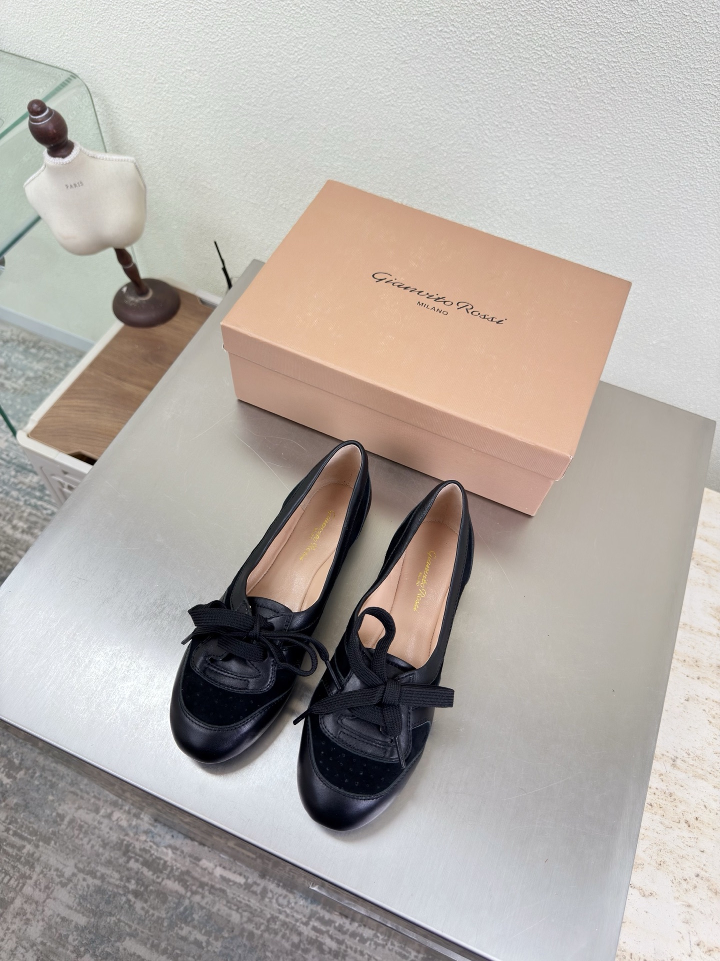 NO:788071,Gianvito Rossi Straps Bun Shoes Flat Series Classic Black Sheep Suede & Black Lambskin A Super Versatile Single Product Fabric Sheep Suede Lining Made of lambskin Outsole Italian genuine leather Outsole Brand logo Decorated ballet shoes Size 34 35 36 37 38 39 40 41 42 (34 40 41 42  Customized), loafers, loafers, sheepskin, Leather soles19860909GianvitoRossi吉安维托罗西 绑带 包子鞋平底 系列经典 黑色羊反绒皮&黑色小羊皮 超级百搭的一款单品 面料 羊反绒皮 内里 选用小羊皮 大底意大利真皮大底  品牌logo 装饰芭蕾舞鞋 码数 34 35 36 37 38 39 40 41 42（34 40 41 42 定做）,乐福鞋,loafers,sheepskin,Leather soles,Women's Shoes