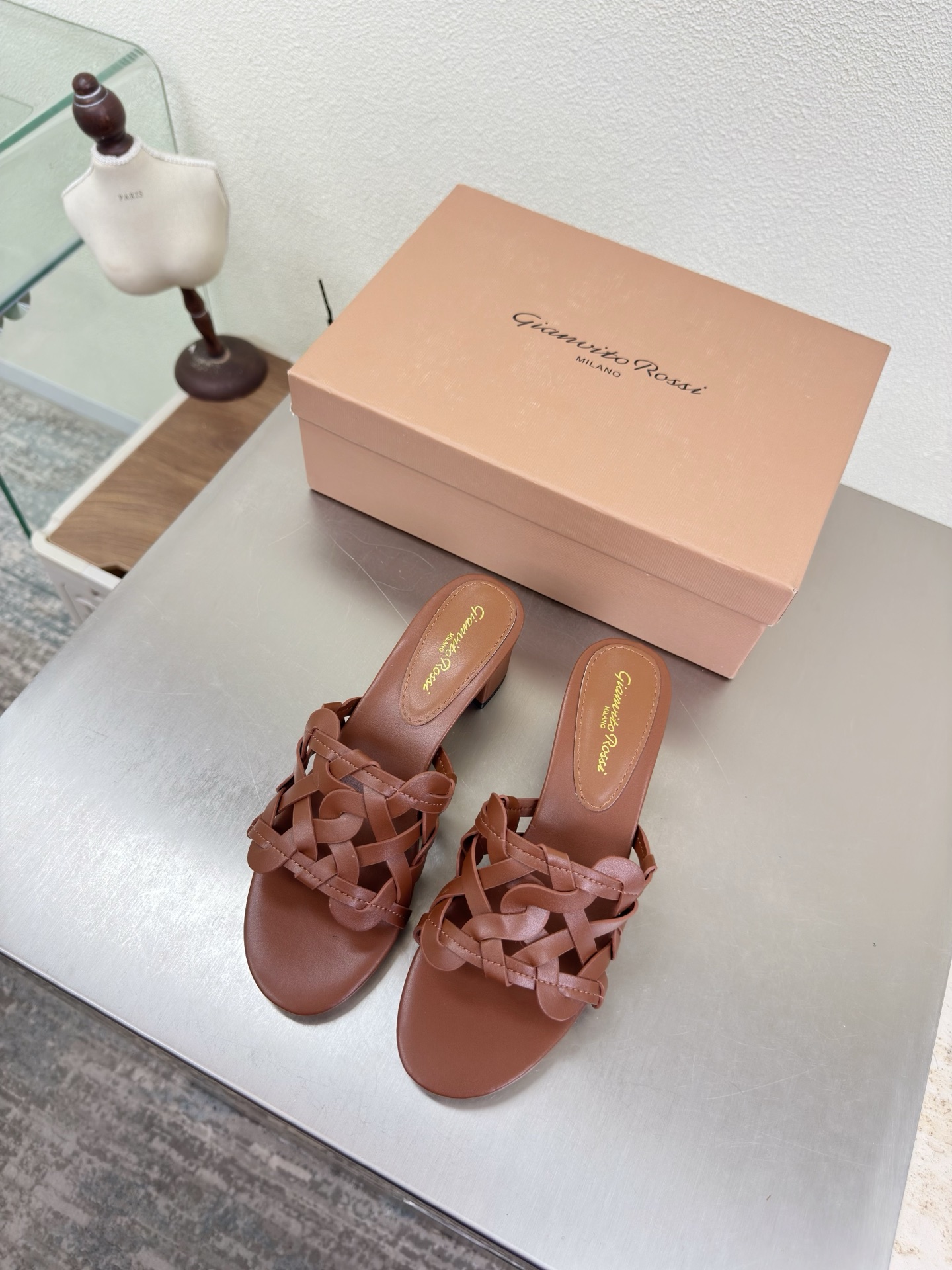 NO:788040,Gianvito Rossi mid-heel braided series classic brown super versatile item lining made of lambskin outsole Italian leather outsole brand logo decorative ballet shoes size 34 35 36 37 38 39 40 41 42 (34 40 41 42 customized), slippers, slippers, sheepskin, Leather soles19860909GianvitoRossi吉安维托罗西 中跟 编织 系列经典 棕色 超级百搭的一款单品 内里 选用小羊皮 大底意大利真皮大底  品牌logo 装饰芭蕾舞鞋 码数 34 35 36 37 38 39 40 41 42（34 40 41 42 定做）,拖鞋,slippers,sheepskin,Leather soles,Women's Shoes