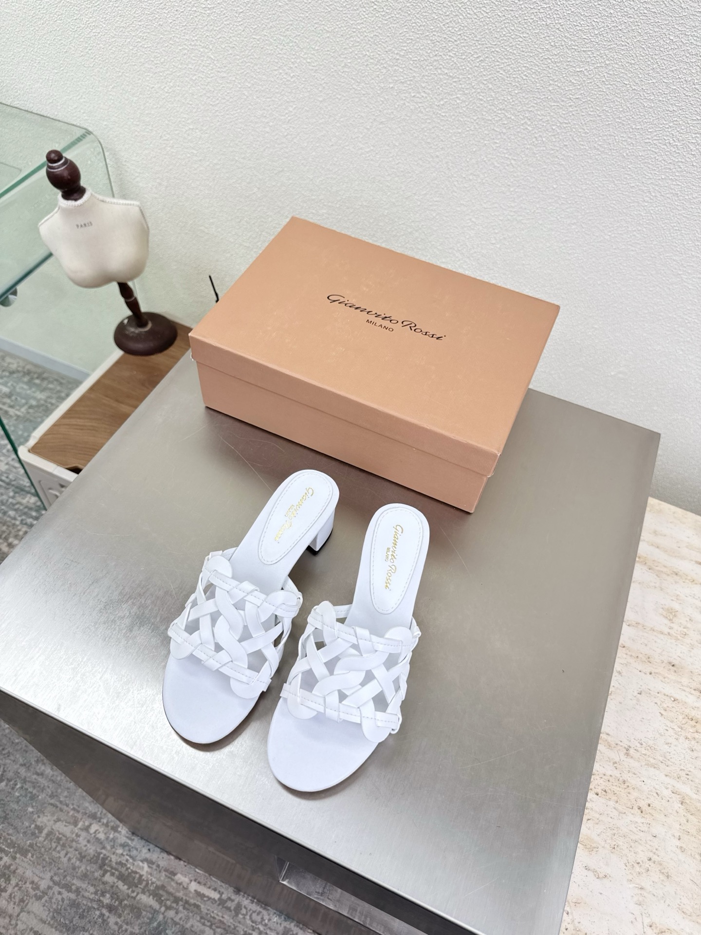 NO:788042,Gianvito Rossi mid-heel braided series classic white super versatile item lining made of lambskin outsole Italian leather outsole brand logo decorative ballet shoes size 34 35 36 37 38 39 40 41 42 (34 40 41 42 customized), slippers, slippers, sheepskin, Leather soles19860909GianvitoRossi吉安维托罗西 中跟 编织 系列经典 白色 超级百搭的一款单品 内里 选用小羊皮 大底意大利真皮大底  品牌logo 装饰芭蕾舞鞋 码数 34 35 36 37 38 39 40 41 42（34 40 41 42 定做）,拖鞋,slippers,sheepskin,Leather soles,Women's Shoes