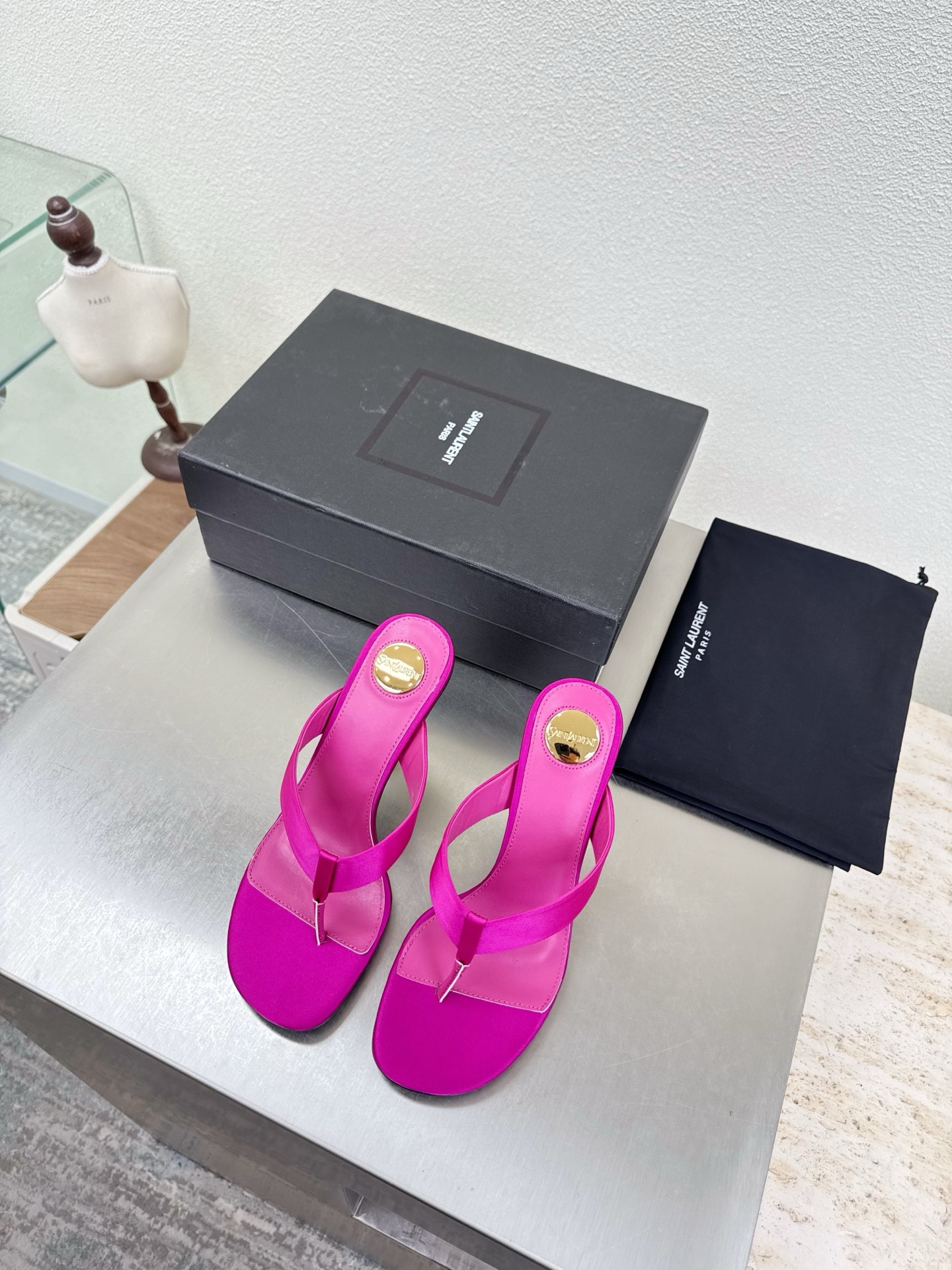 NO:789069,YSL metal heel logo 8.5 cm Heel height Yvette Saint Laurent Saint Laurent logo Exquisite high heel Rose red Silk material The poplar forest that understands women’s hearts best Beautiful shoes with no dead ends Support the aura and noble temperament Imported sheepskin lining Fits the feet Comfortable Italian imported genuine leather outsole Size 35 36 37 38 39 40 41 (order 40 41)  With counter packaging, split-toe shoes, saint laurent, saint laurent, saint laurent, sheepskin, real silk, Leather soles19860909YSL 金属跟logo 8.5 cm 跟高 Yvette Saint Laurent圣罗兰logo 精致高跟  玫红色 真丝材质 最懂女人心的杨树林 无死角的美鞋 撑起气场 气质高贵  进口羊皮内里 贴脚 舒适 意大利进口真皮大底  码数35 36 37 38 39 40 41 （40 41 订） 配专柜包装,分趾鞋,saint laurent,saint laurent,saint laurent,sheepskin,real silk,Leather soles,Women's Shoes